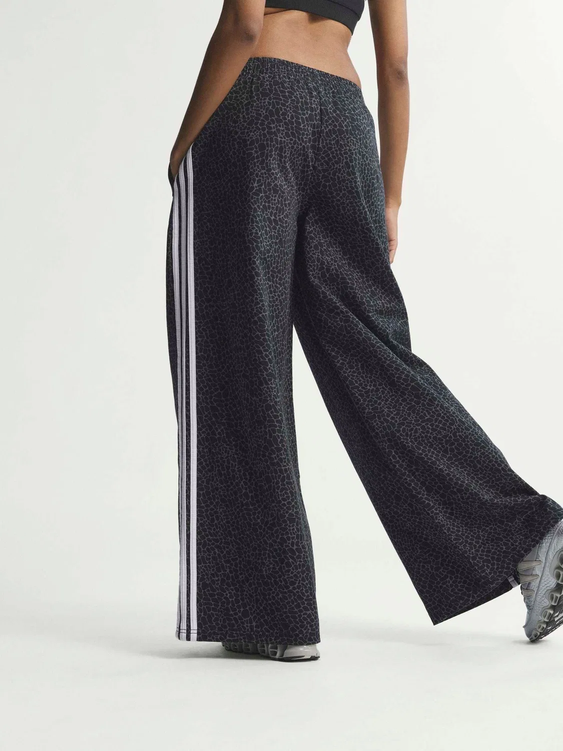 Брюки свободные Firebird Oversized AOP Denim, adidas Originals, черный — фото 3