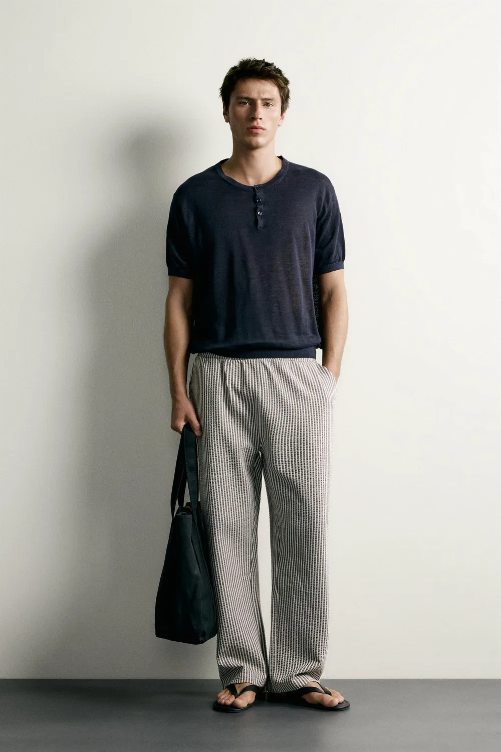 Брюки свободного кроя из контрастной ткани сирсакер. ZARA, Ecru/Navy