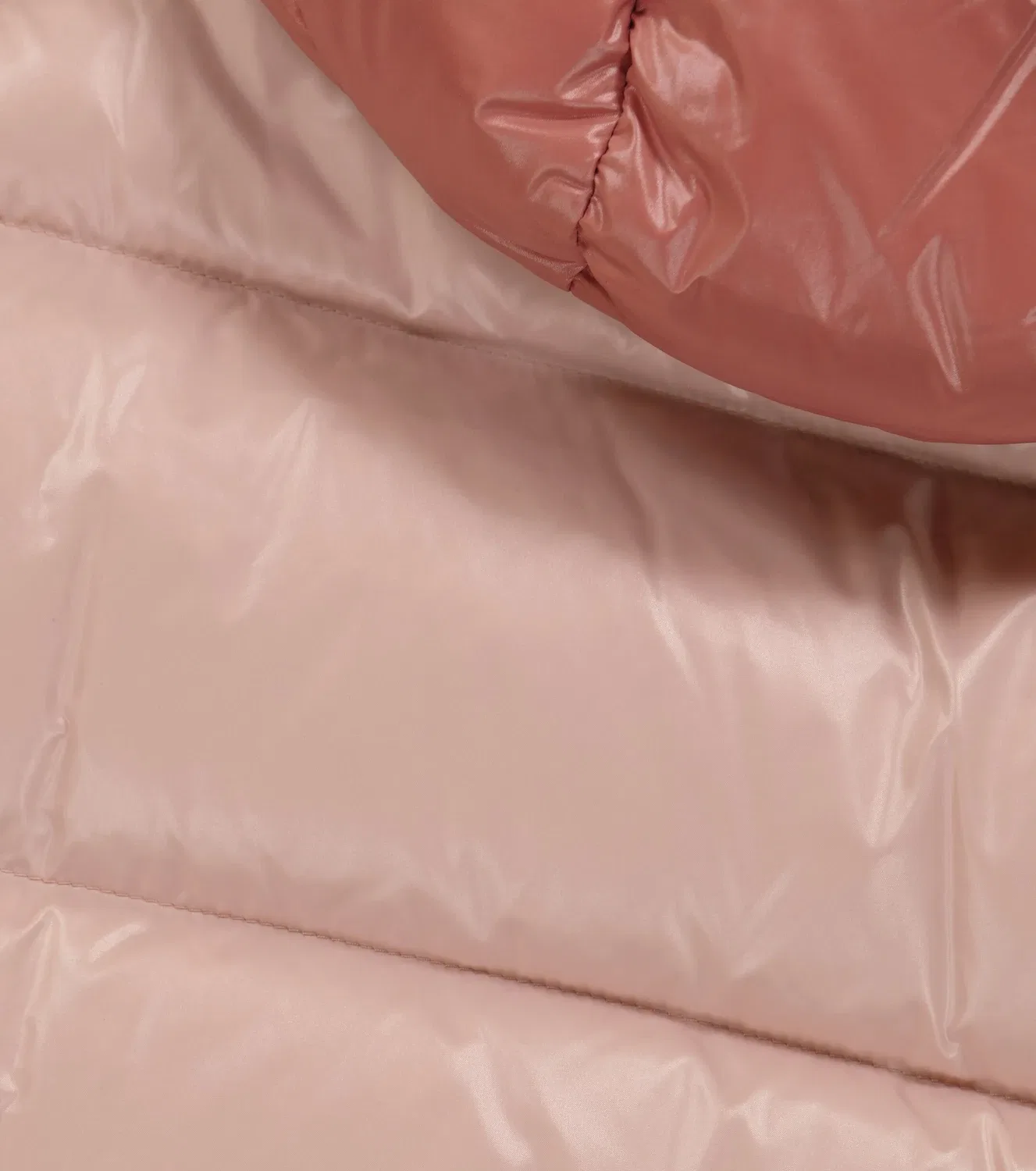 Пуховик с бархатной отделкой Moncler Enfant, розовый — фото 3
