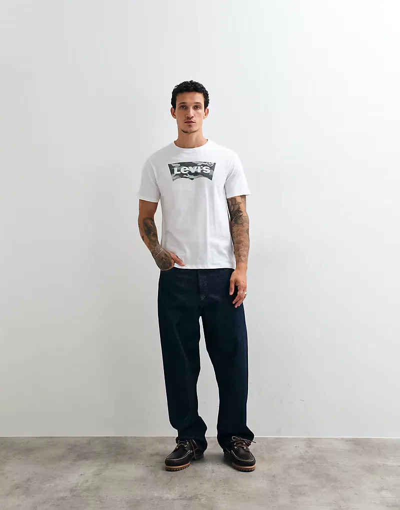 Футболка Levi's с графическим камуфляжным логотипом, белая — фото 2