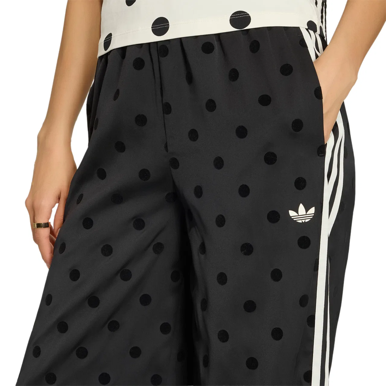 Женские брюки широкого кроя из атласа в горошек Satin Polka Dots Wide Leg Pants Adidas, черный/белый — фото 3