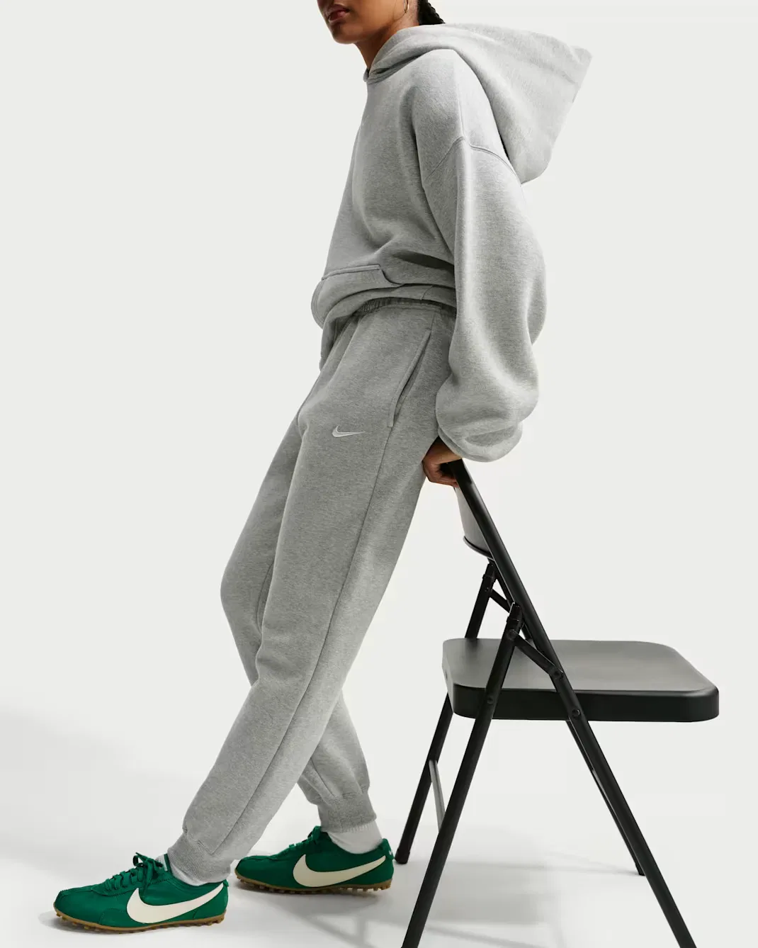 Женские спортивные брюки средней посадки Nike Studio Fleece Medium Weight, Dark Grey Heather/Sail — фото 4