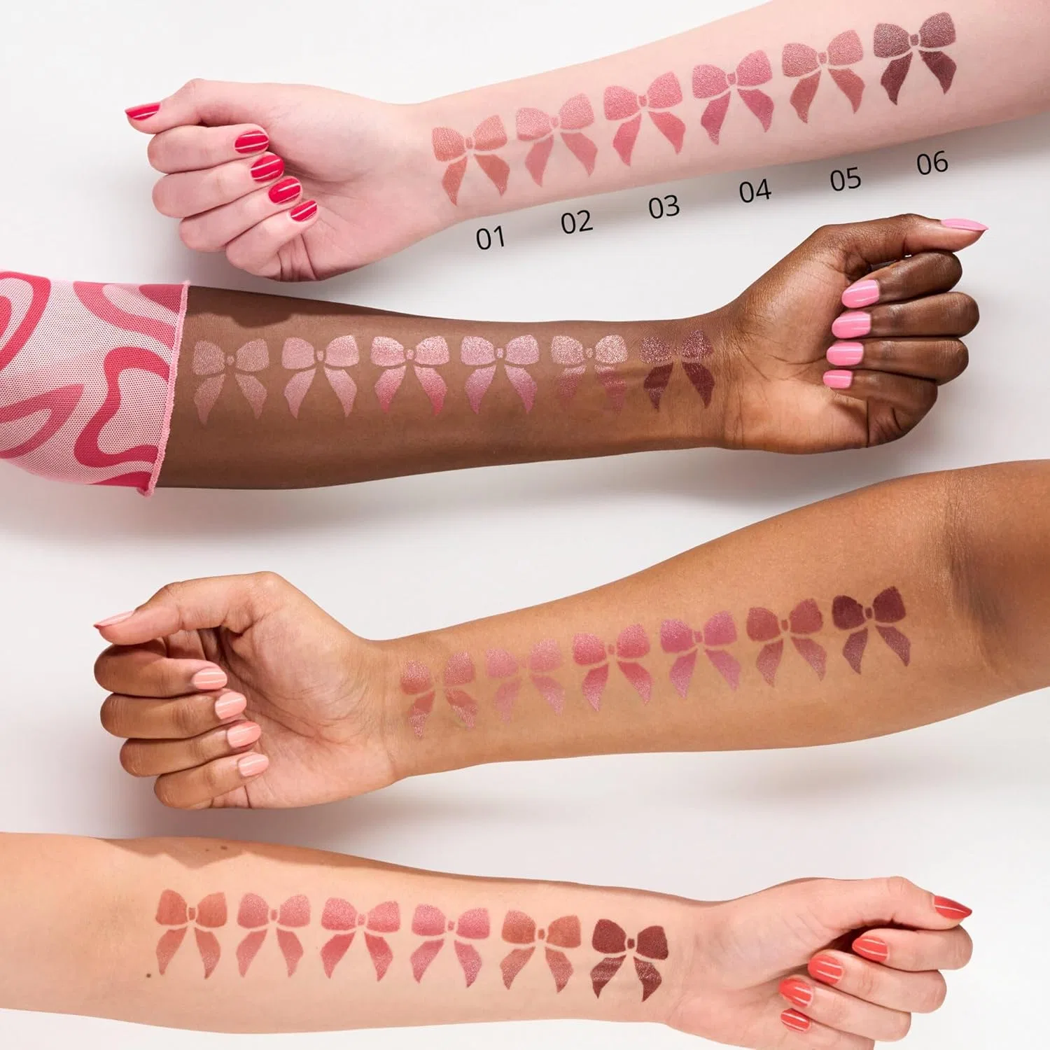 Помада Satin Glow Luminous Shine Lipstick, essence, 02 Blushin It, 3.5 г, розовый — фото 4