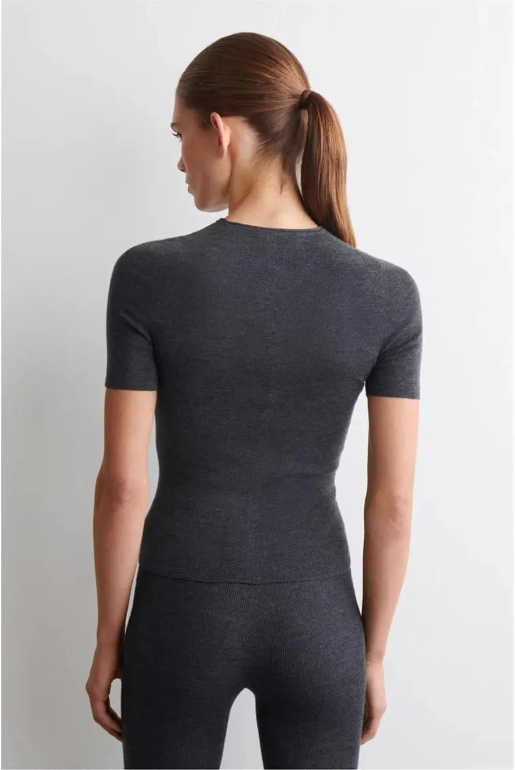 Женский пуловер свободного кроя с круглым вырезом, с коротким рукавом, модель Spring Style, тёмно-серый — фото 3