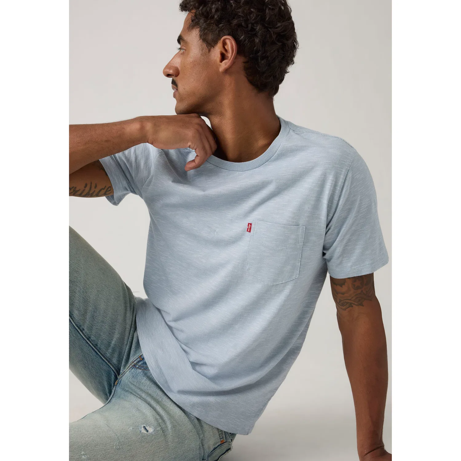 Мужская классическая футболка с нагрудным карманом Levi's, Gray Melange — фото 4