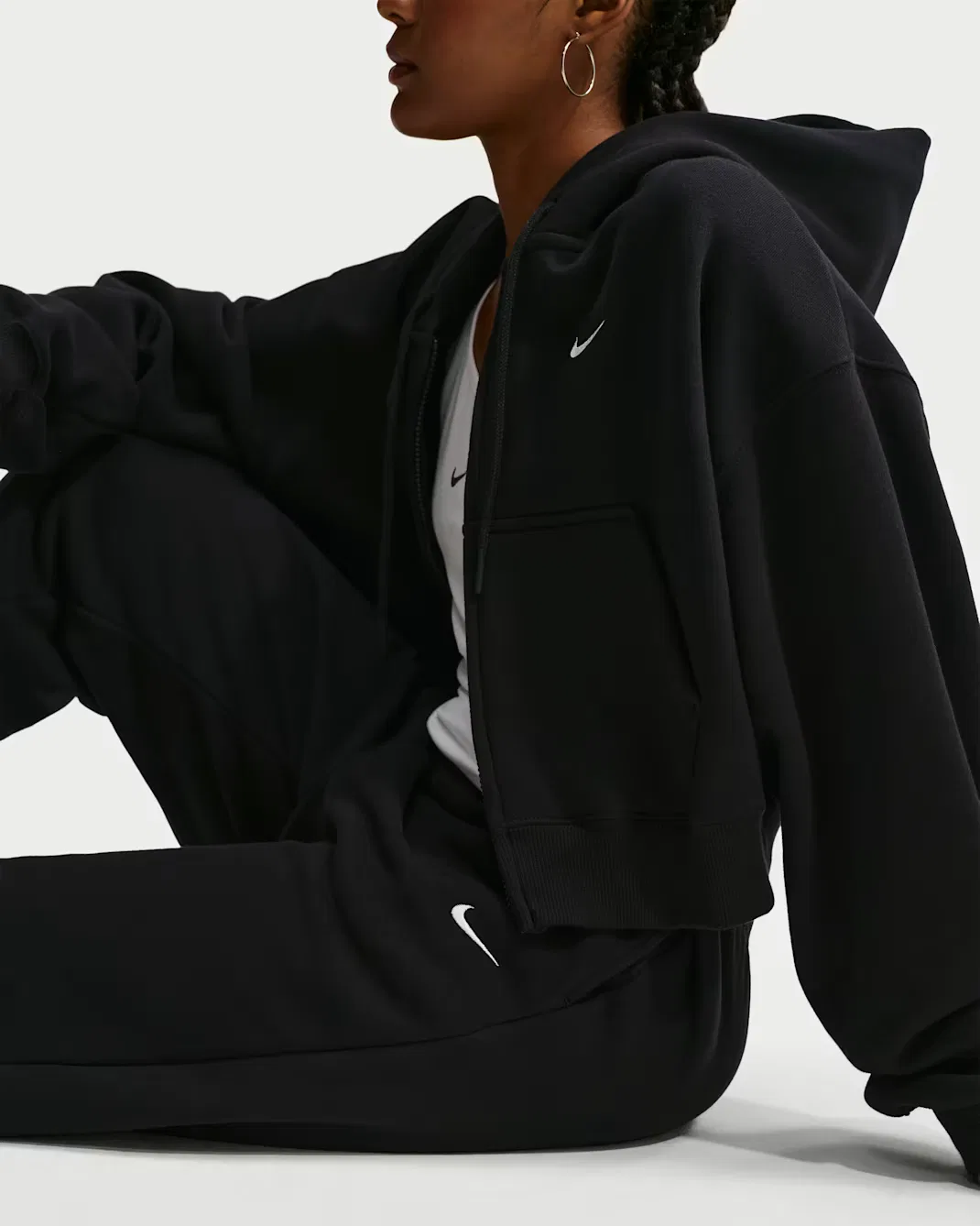 Женские брюки с высокой посадкой, свободного кроя и манжетами Nike Studio Fleece Medium Weight, Total Black/Sail — фото 4