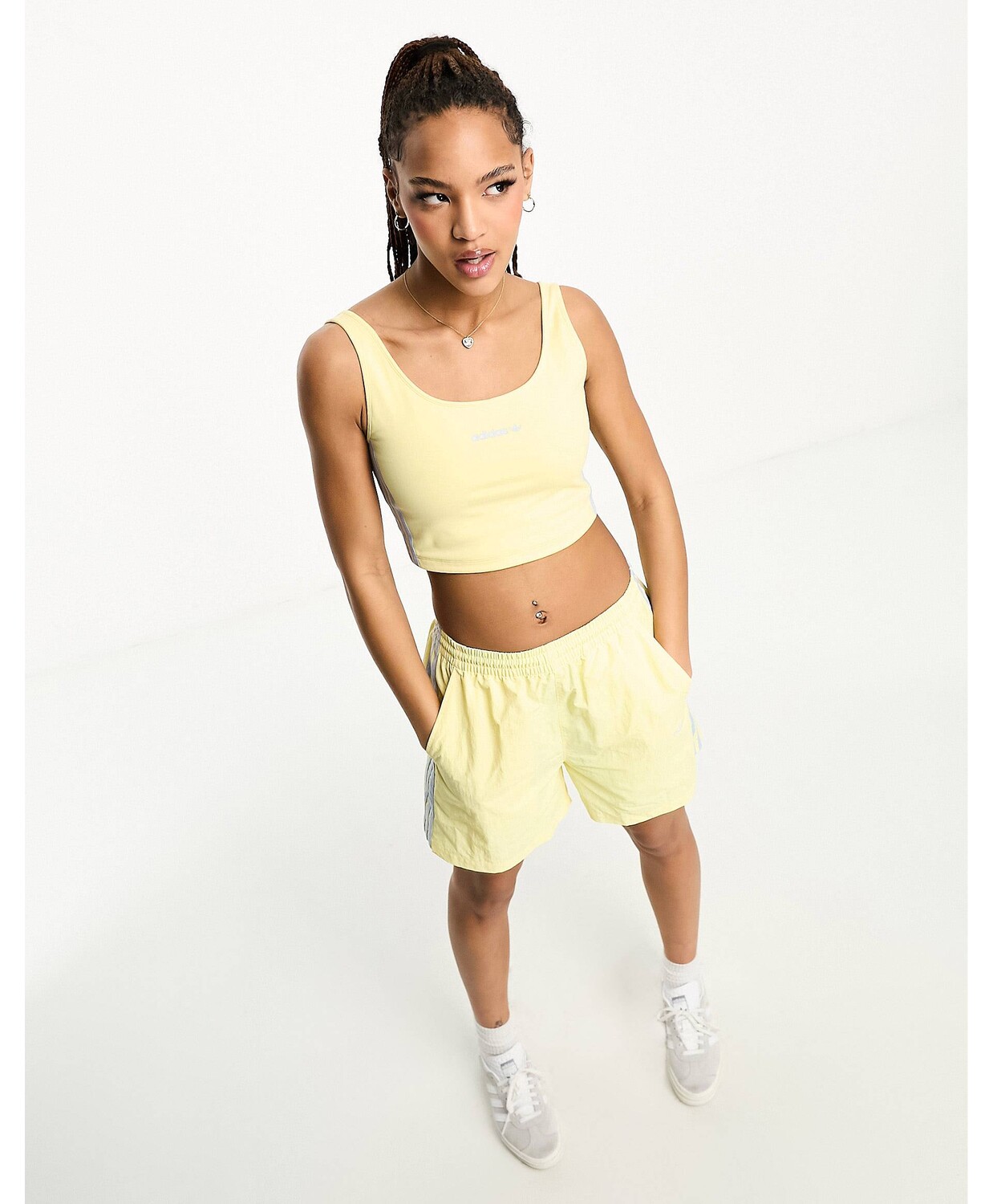 

Желтый укороченный жилет adidas Originals Island Club