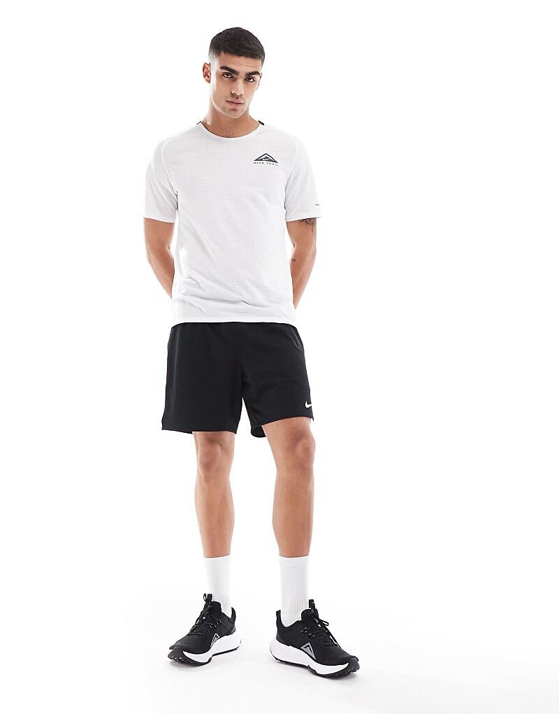 

Белая футболка с графическим рисунком Nike Running Trail