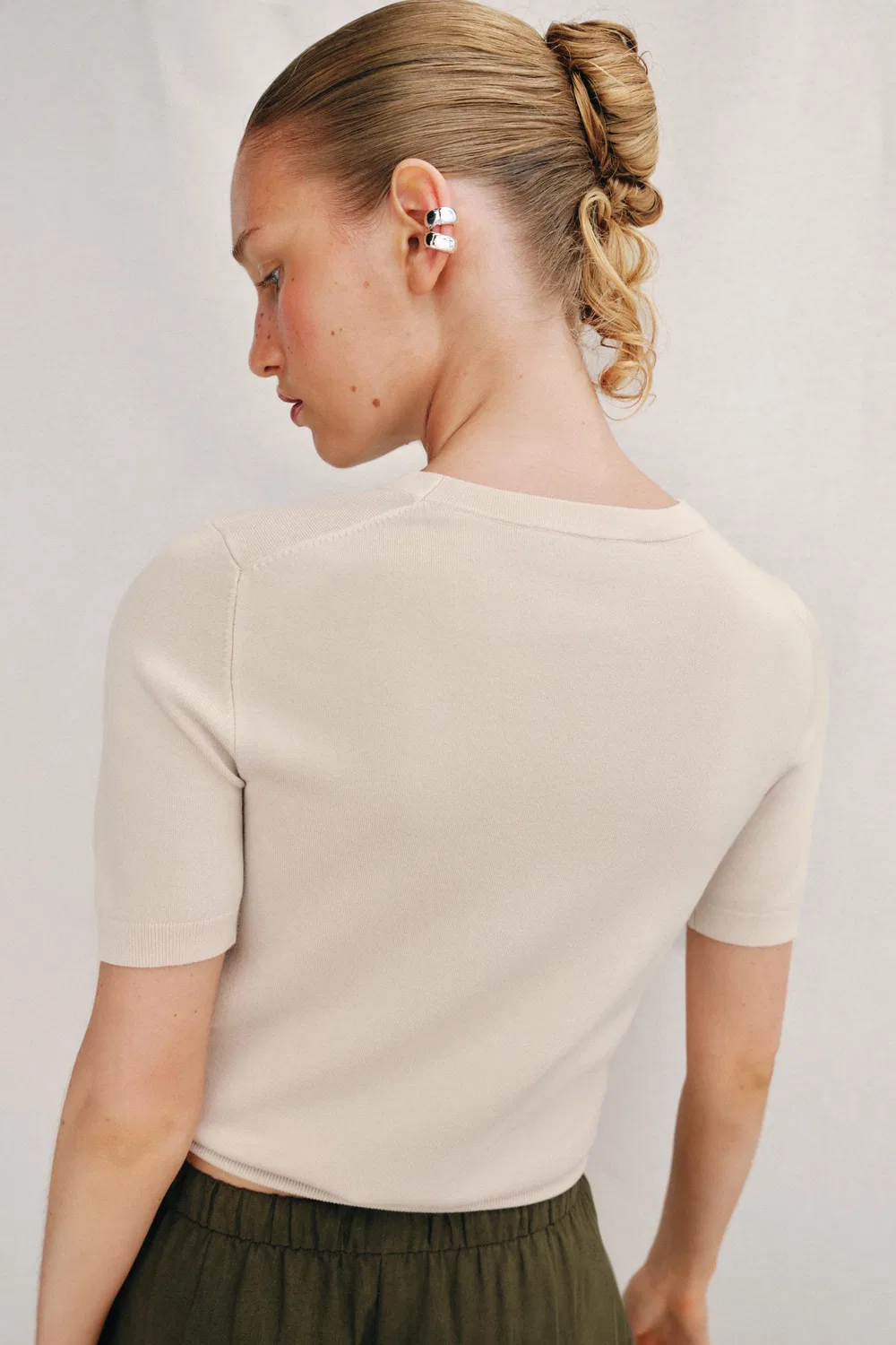 Простая однотонная трикотажная блузка с коротким рукавом ZARA, Stone — фото 4