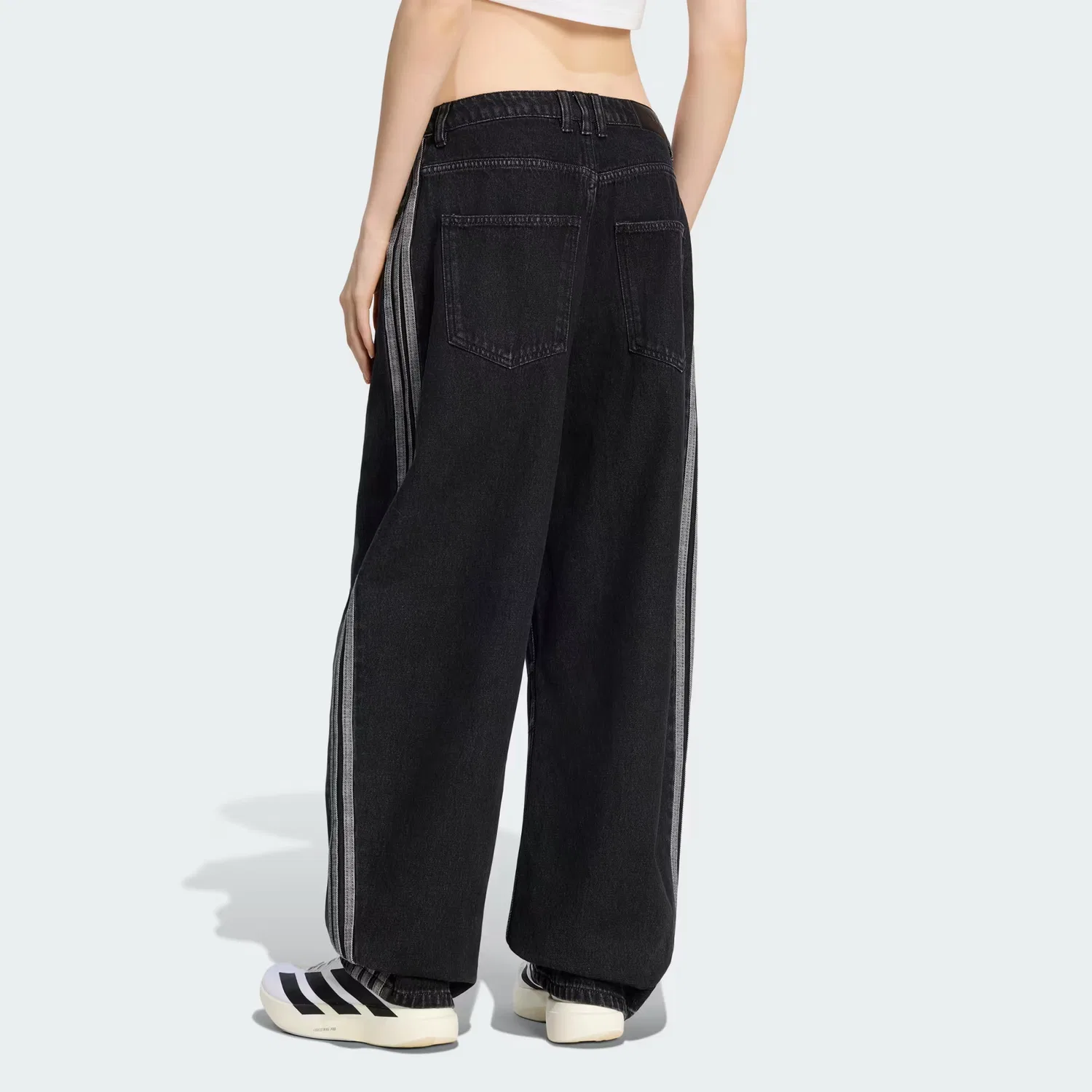 Женские джинсы с высокой посадкой и бочкообразной штаниной, модель barrel leg, Adidas Originals, true black denim — фото 2