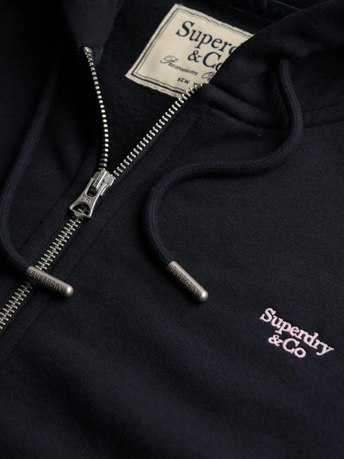 Темно-синяя толстовка на молнии с фирменной эмблемой Superdry — фото 2