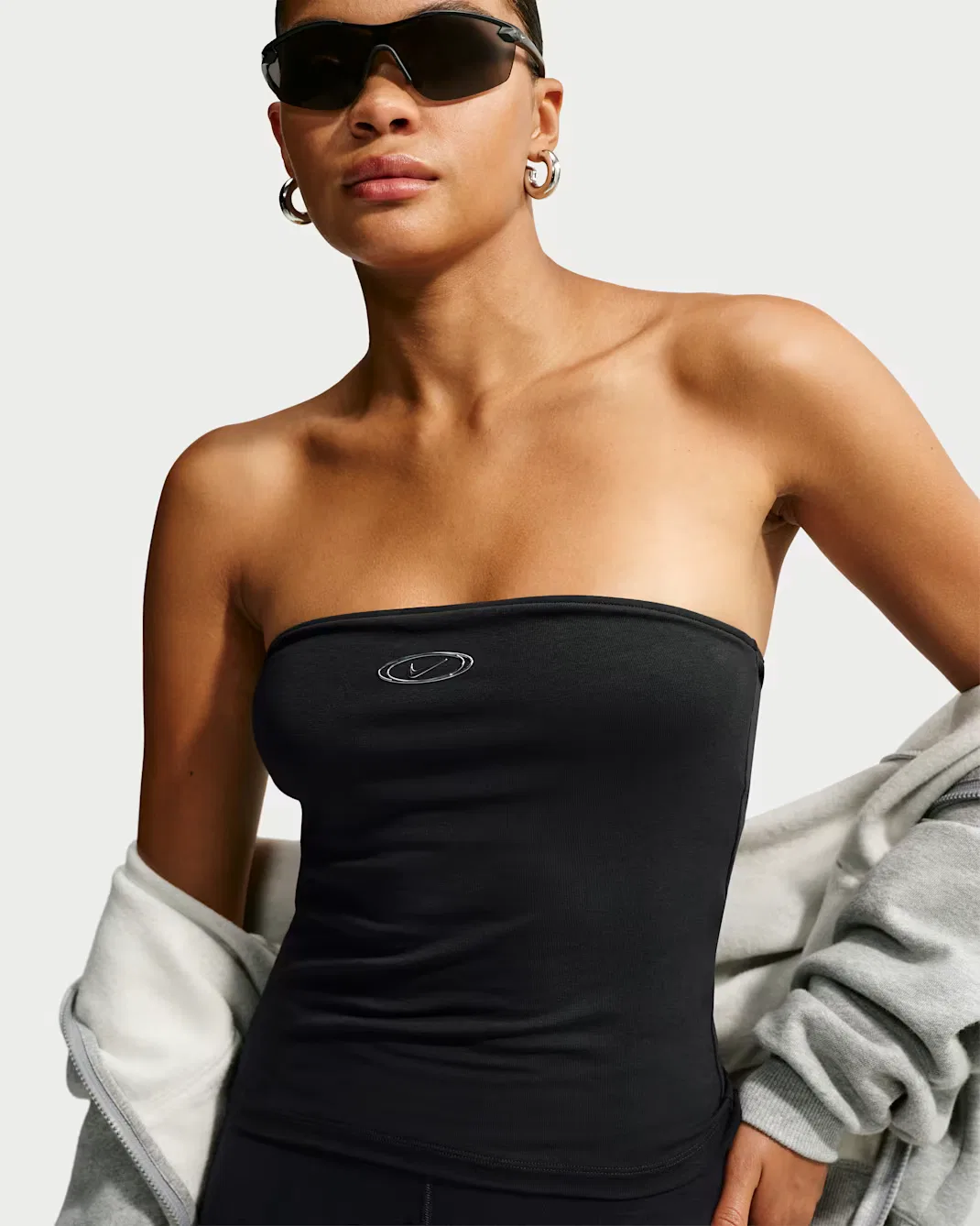 Женский обтягивающий топ-бандо Nike Sportswear, Black/Metallic Silver — фото 3