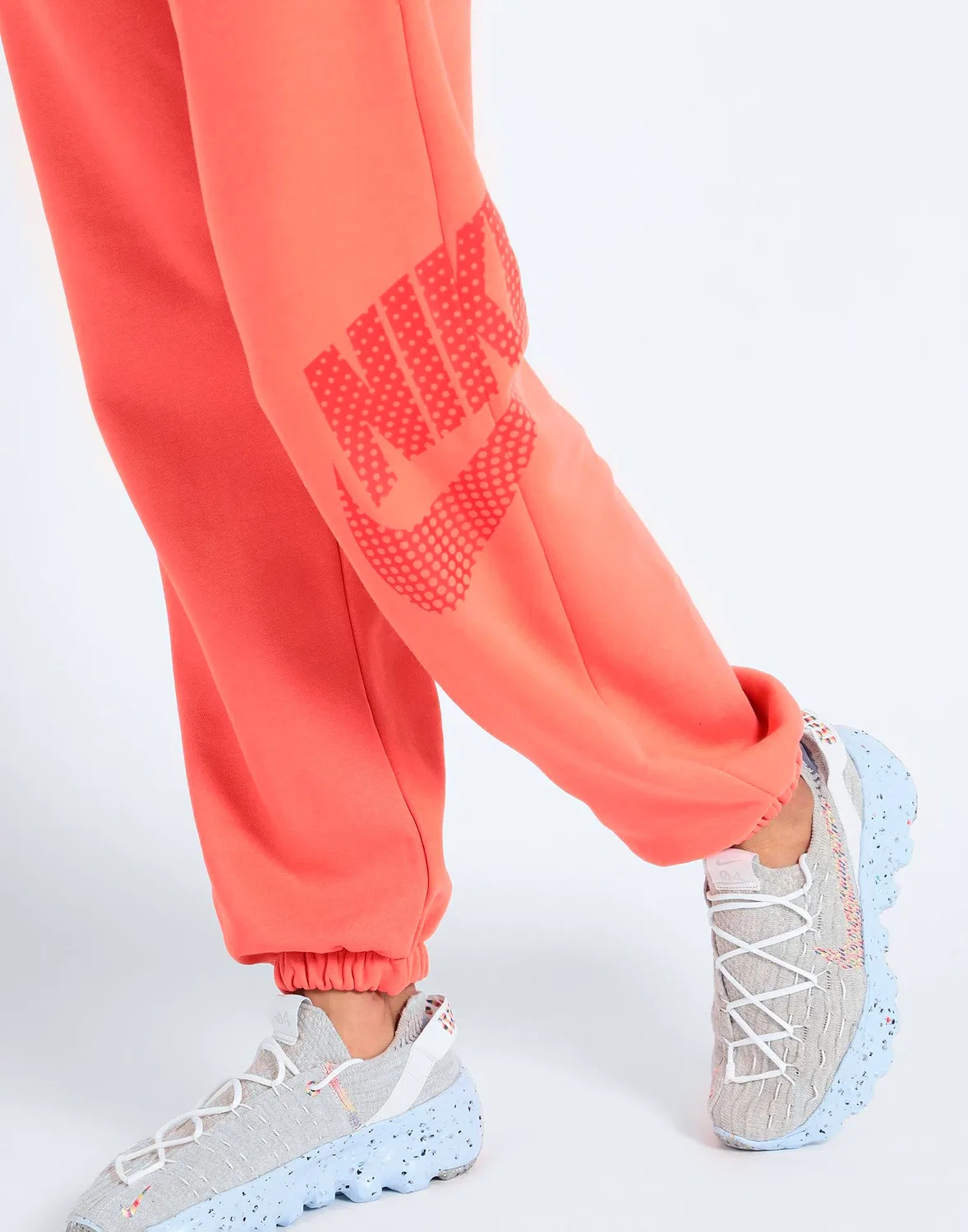 Спортивные штаны на флисе с принтом Nike Sportswear, лососево-розовый — фото 4