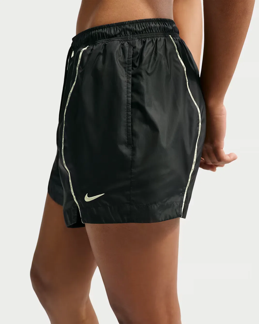 Женские свободные шорты средней посадки из водоотталкивающей ткани Nike Sportswear, Black/Sail/Sail — фото 3