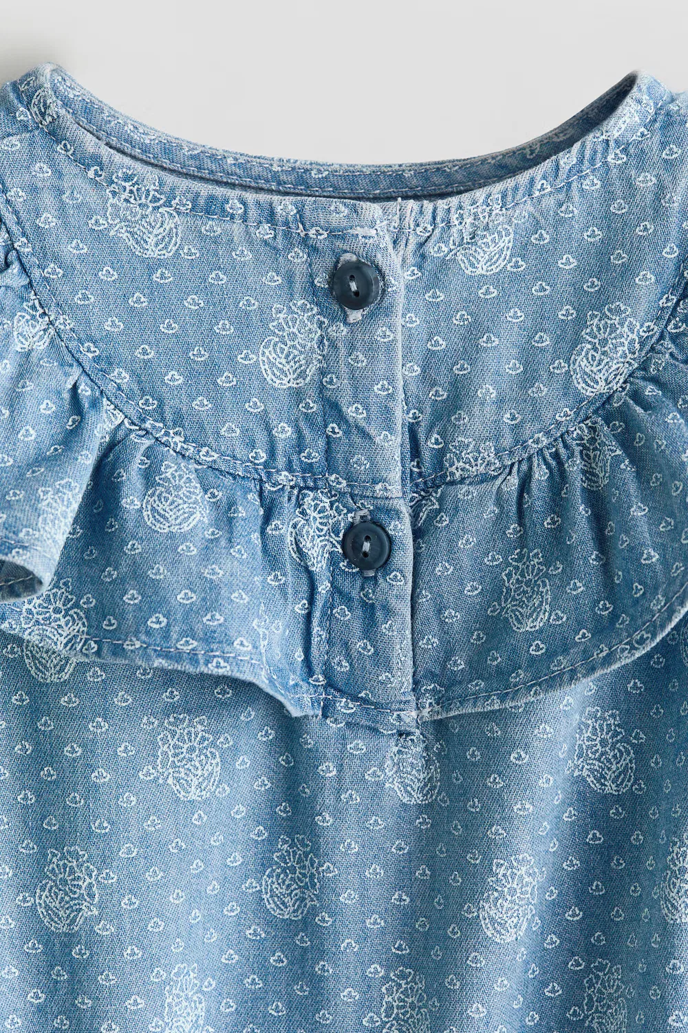 Джинсовая блузка с оборками H&M, Helles Denimblau/Geblümt — фото 2