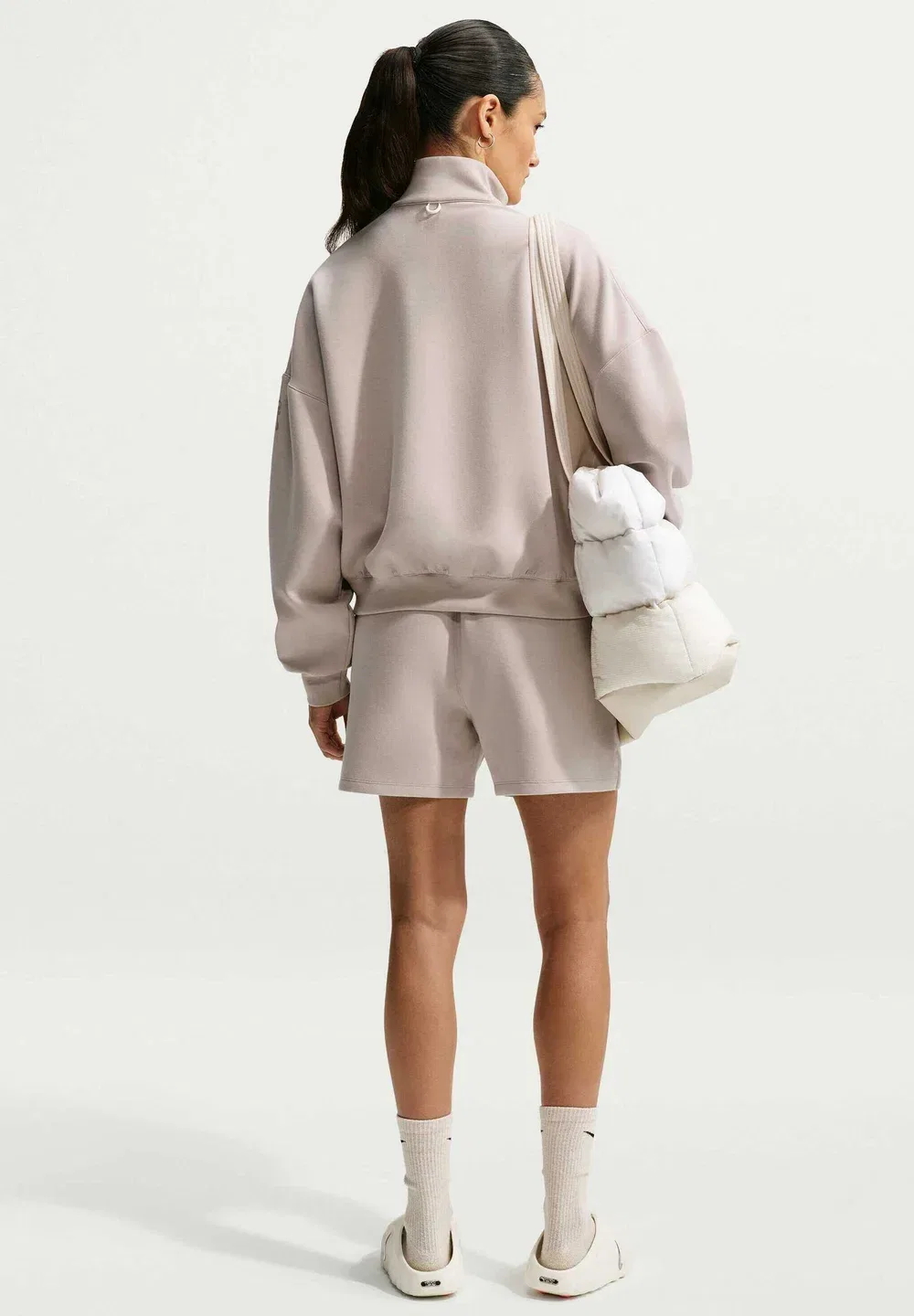 Женские свободные шорты из быстросохнущей ткани - спортивные шорты Nike Performance, Cream Ii Cream Ii College Grey — фото 3