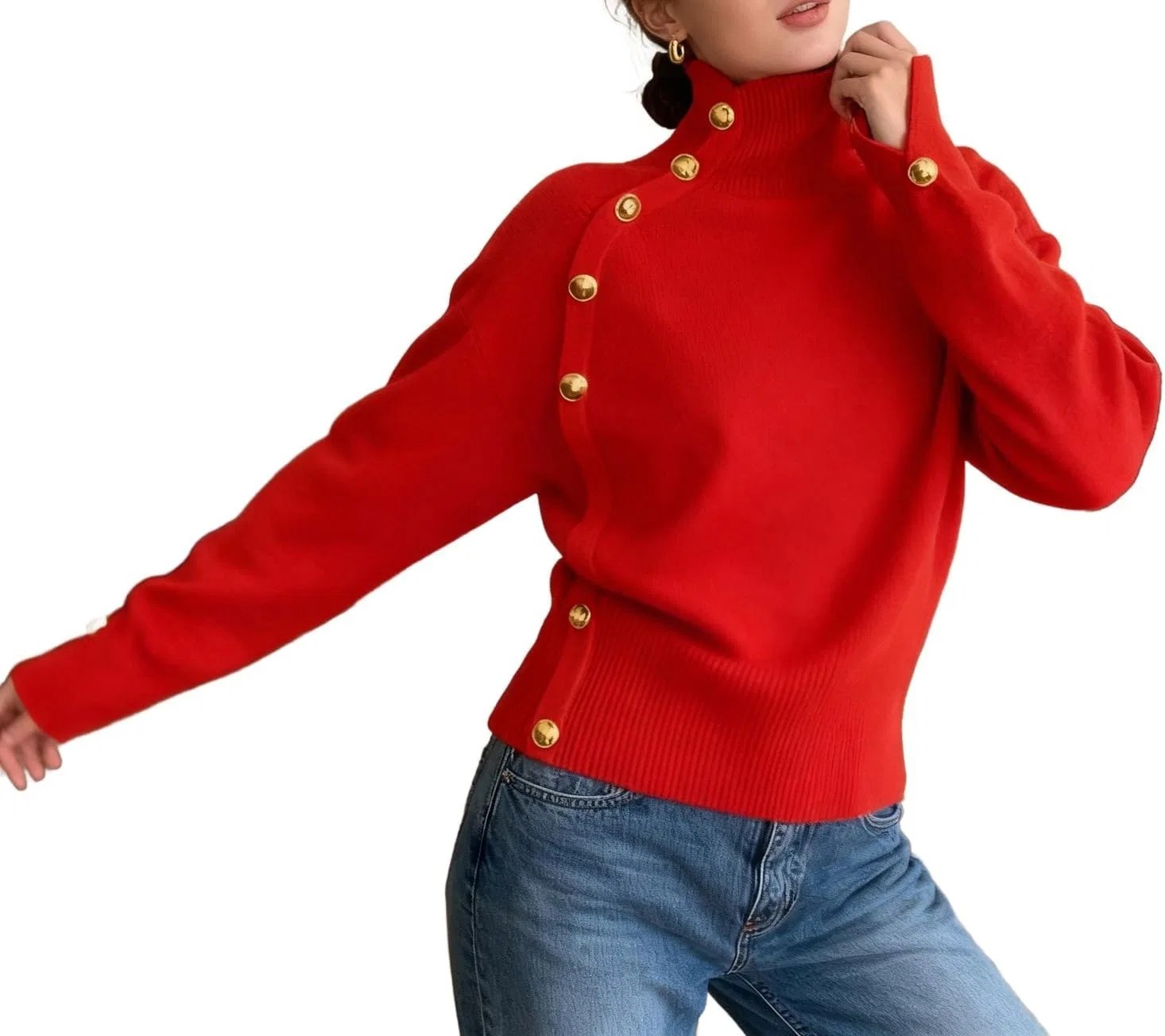 Женский свитер с высоким воротом и декоративными пуговицами по бокам