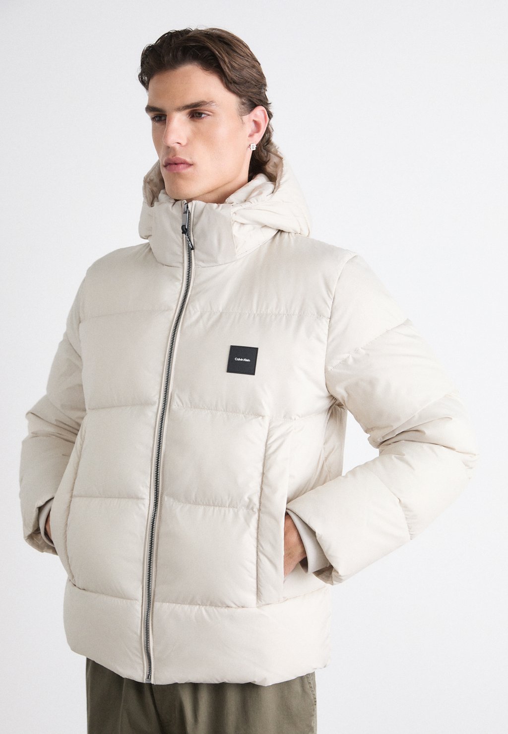 

Зимняя куртка HOODED QUILT PUFFER Calvin Klein, молочный