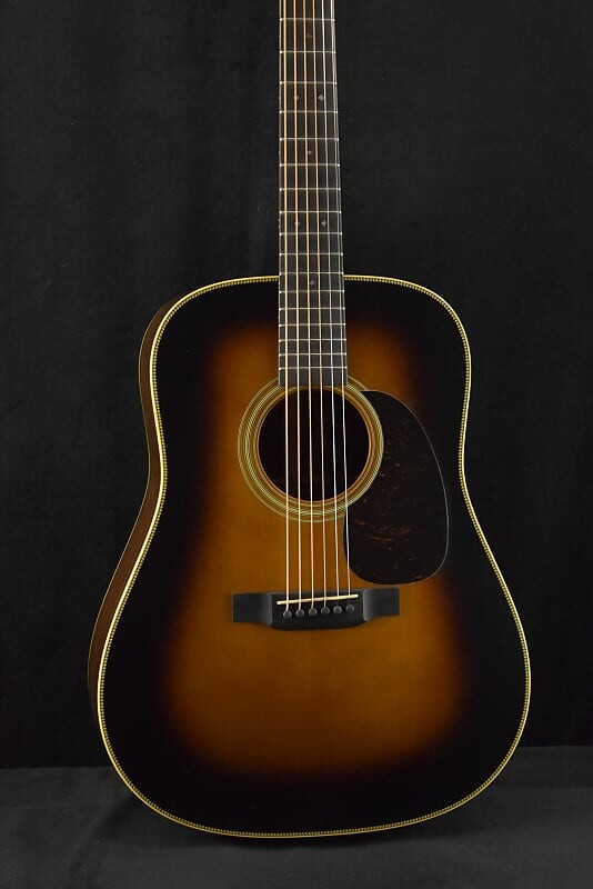 

Martin Custom Shop Dreadnought Adirondack Spruce/Wild Grain Восточно-Индийский палисандр 1935 Sunburst Aged Custom Shop Dreadnought Adirondack Spruce/Wild Grain East Ind...