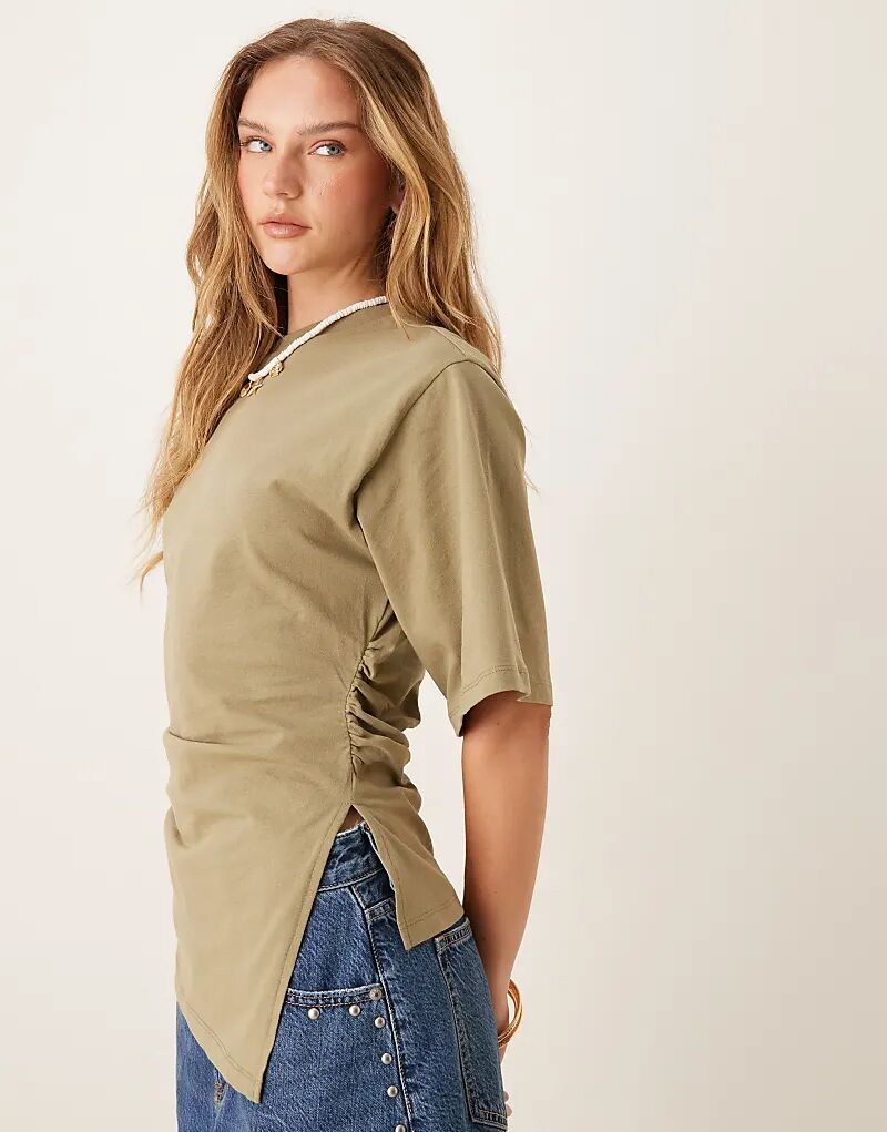 

Футболка с асимметричным подолом ASOS DESIGN оливкового цвета