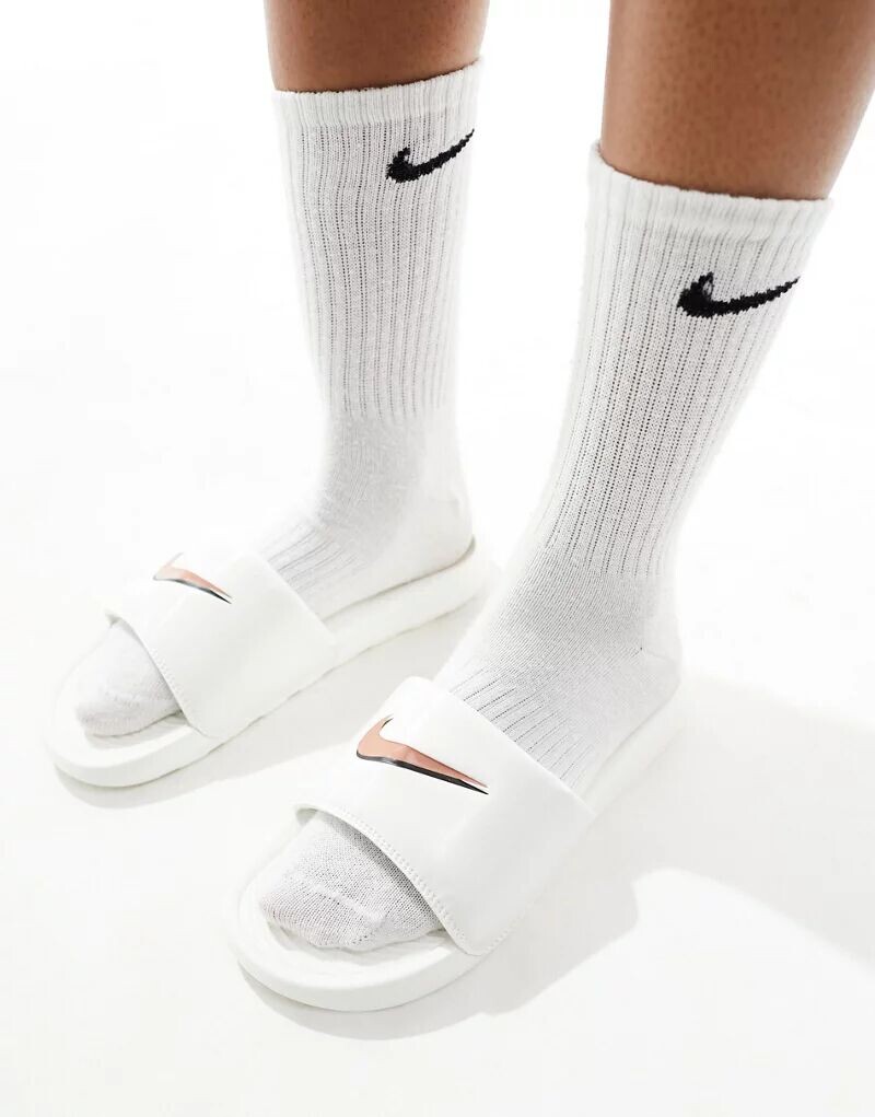 

Шлепанцы Nike Victori One белого цвета и терра-розового цвета