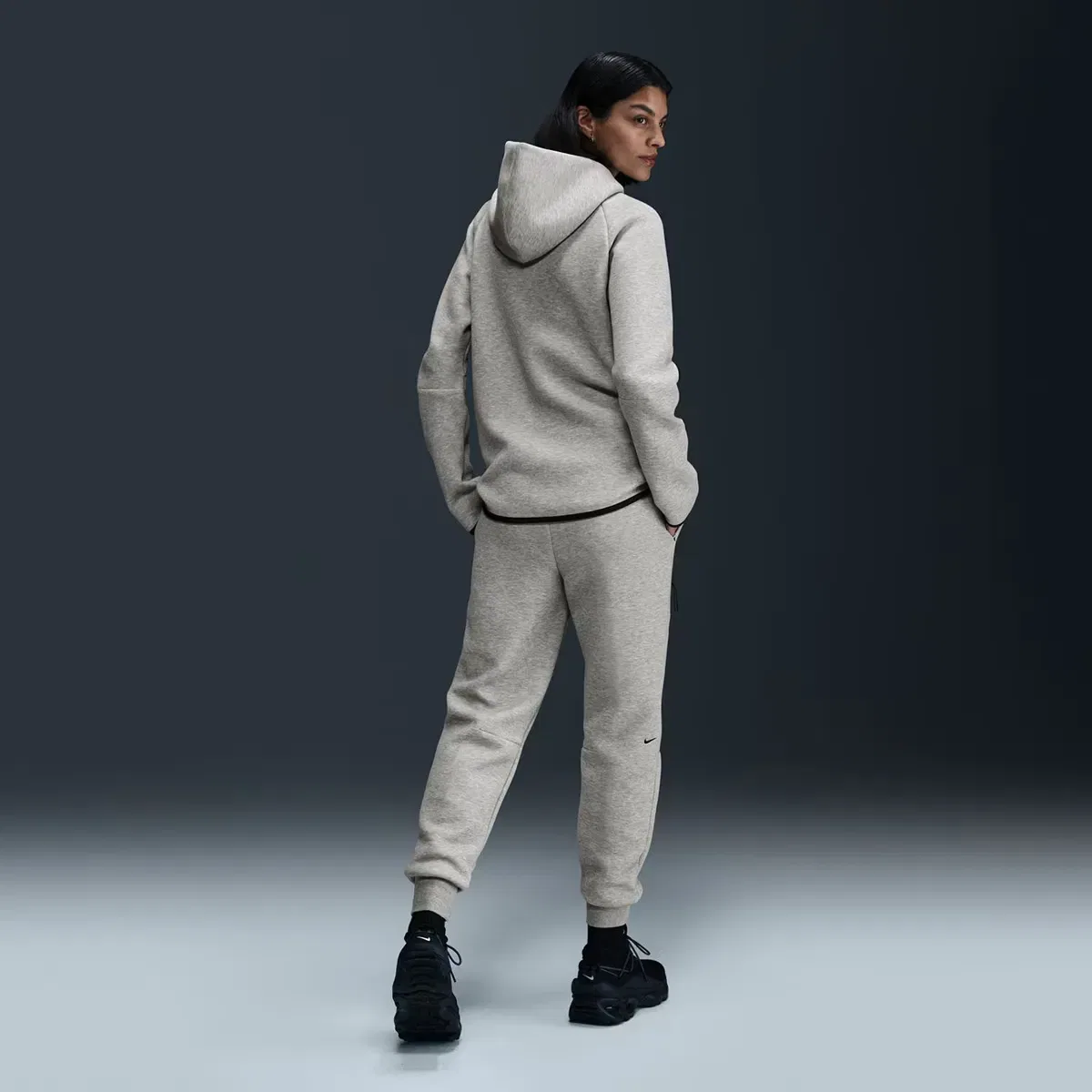 Женские джоггеры из флиса Nike Sportswear Tech Fleece, Цвет Gris — фото 2