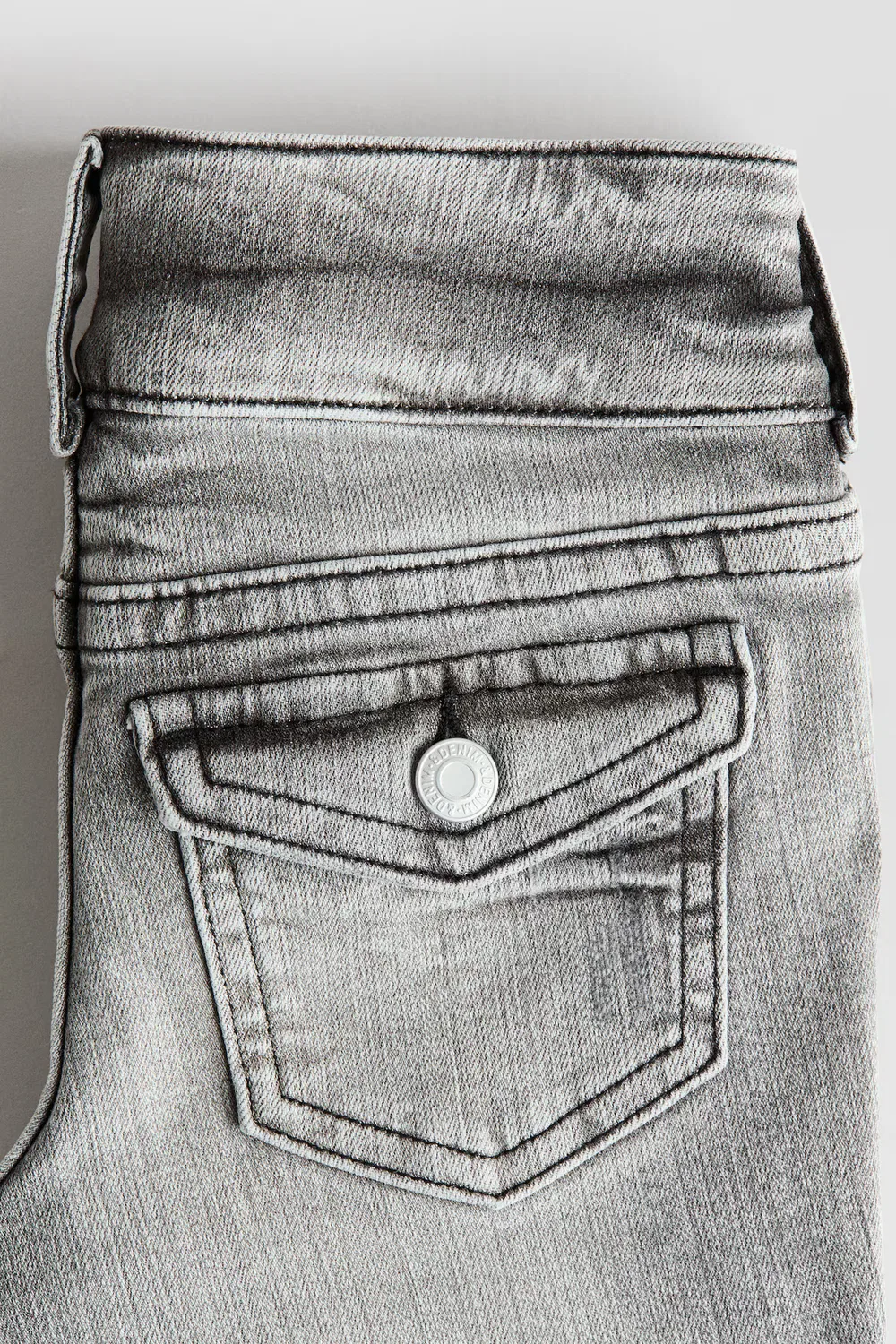 Джинсы-Клеш с заниженной талией H&M, Ausgewaschenes Denimgrau — фото 4