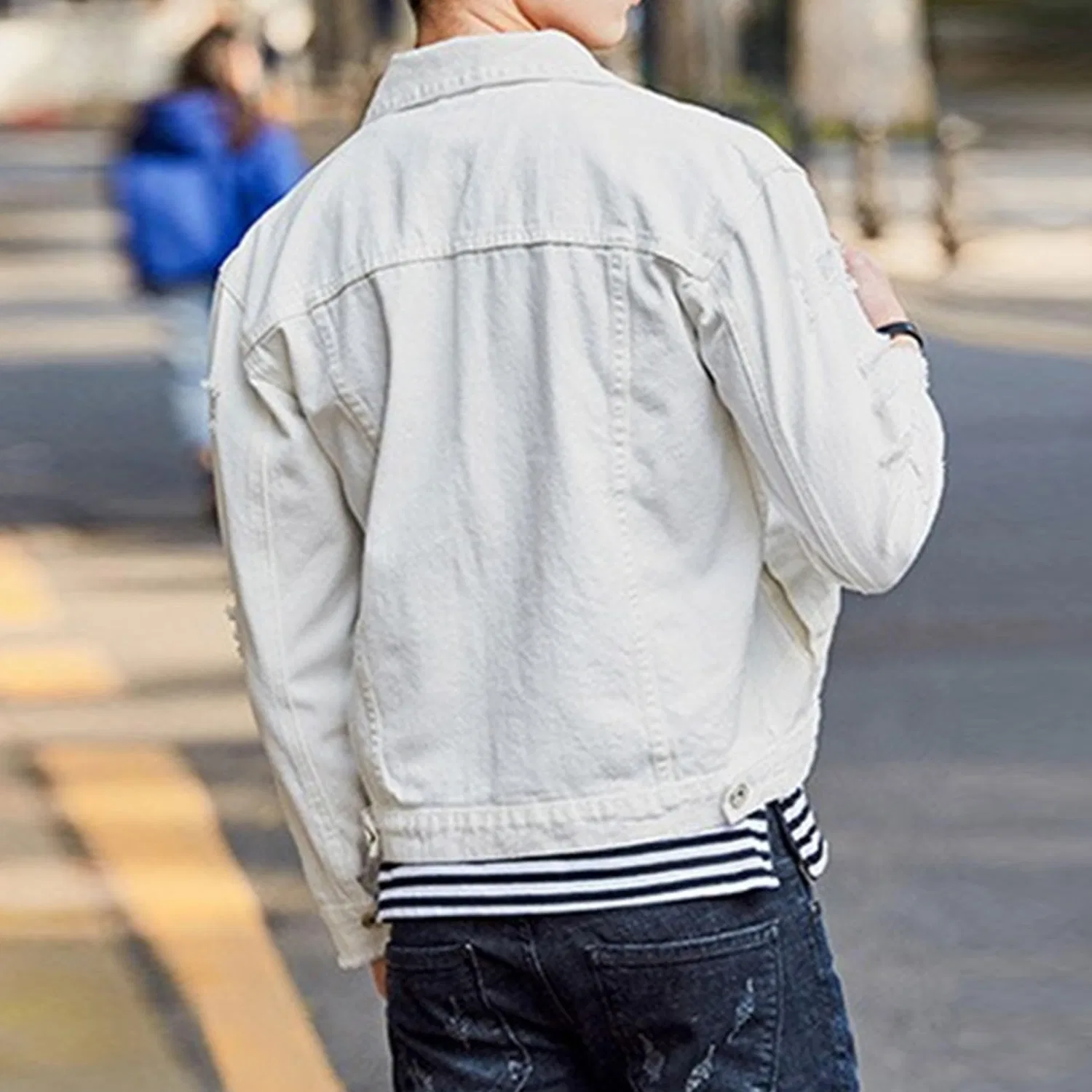 Мужская джинсовая куртка с рваным эффектом, модель Ripped Distressed Jeans Trucker Coat, Bianco — фото 3