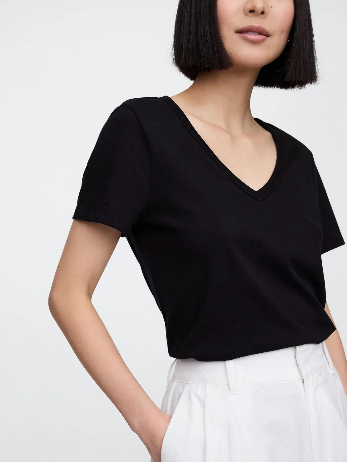 Футболка с V-образным вырезом Gap Black Gap, черный — фото 4