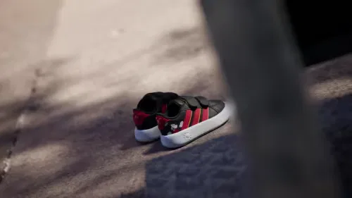 Детские кроссовки с застежкой-велкро Disney Mickey Mouse Grand Court Adidas Sportswear, черный/рубиновый/желтый — фото 2