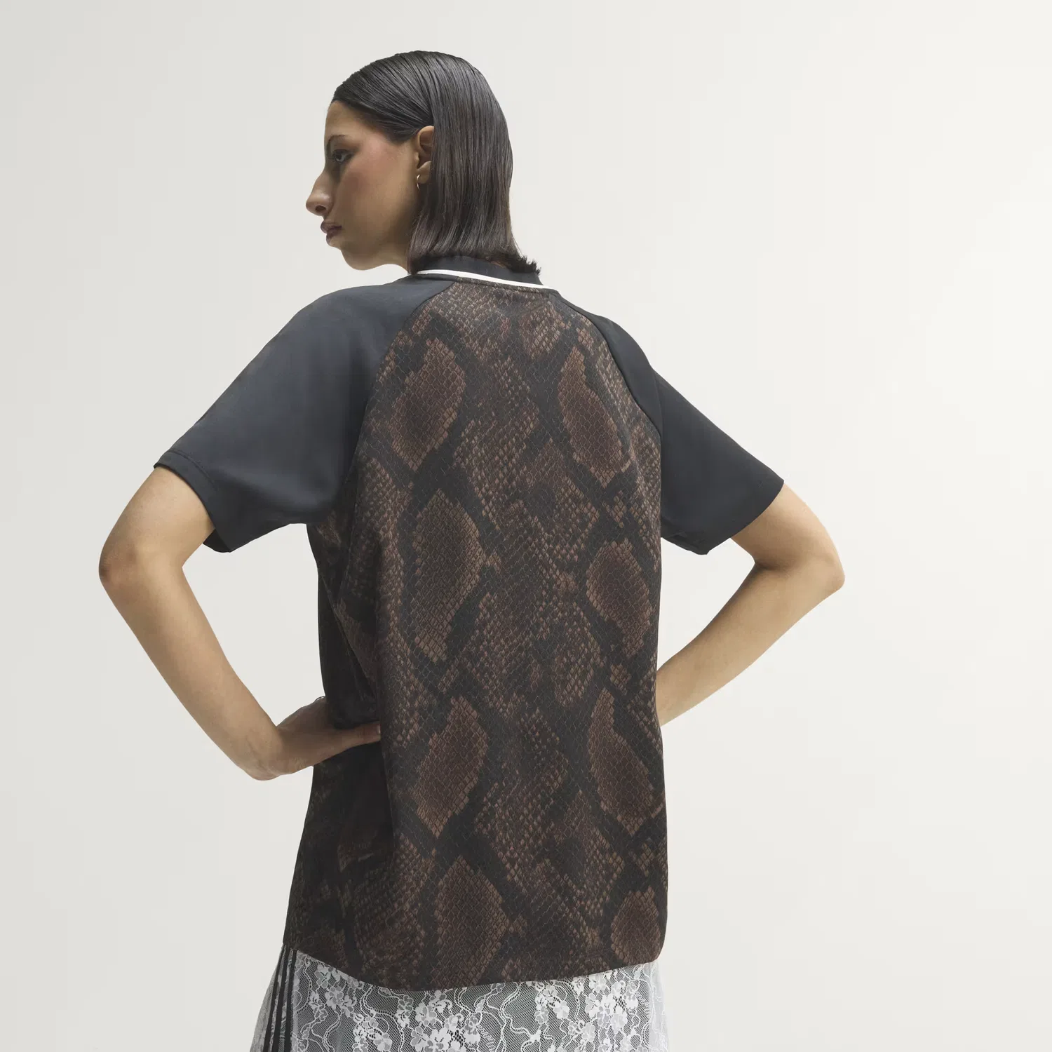Женская футболка свободного кроя Snake Print Satin Jersey Adidas Originals, Earth Strata/Aurora Coffee — фото 2