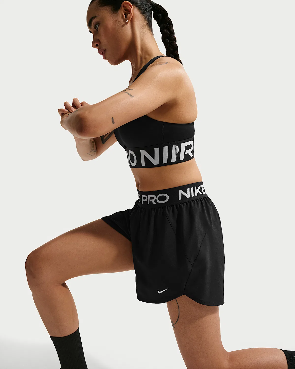Женские шорты Nike Pro Dri-FIT из ткани с подкладкой-трусиками, средняя посадка, 3", Black/White — фото 4