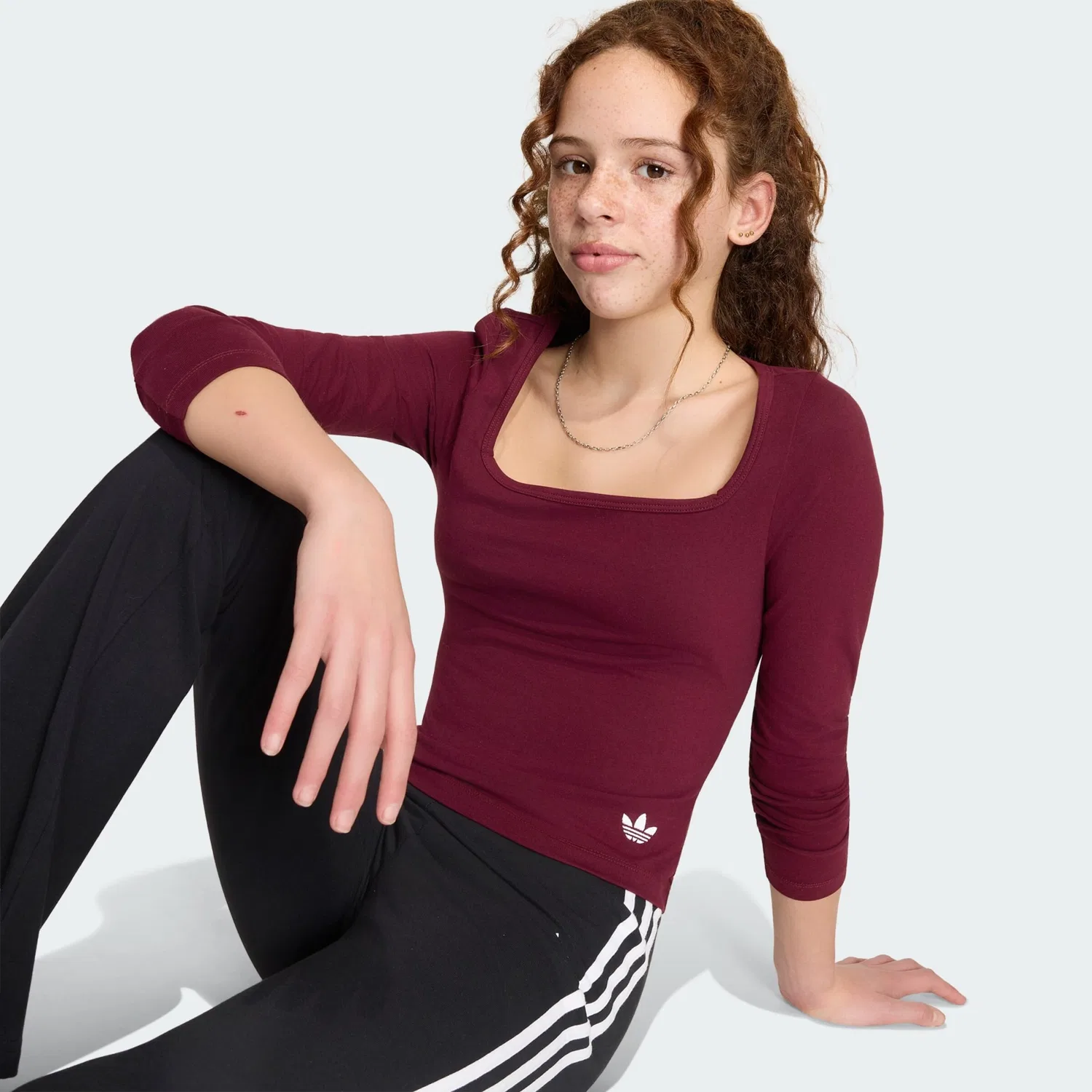 Футболка Adidas Originals рубиново-красного цвета — фото 4