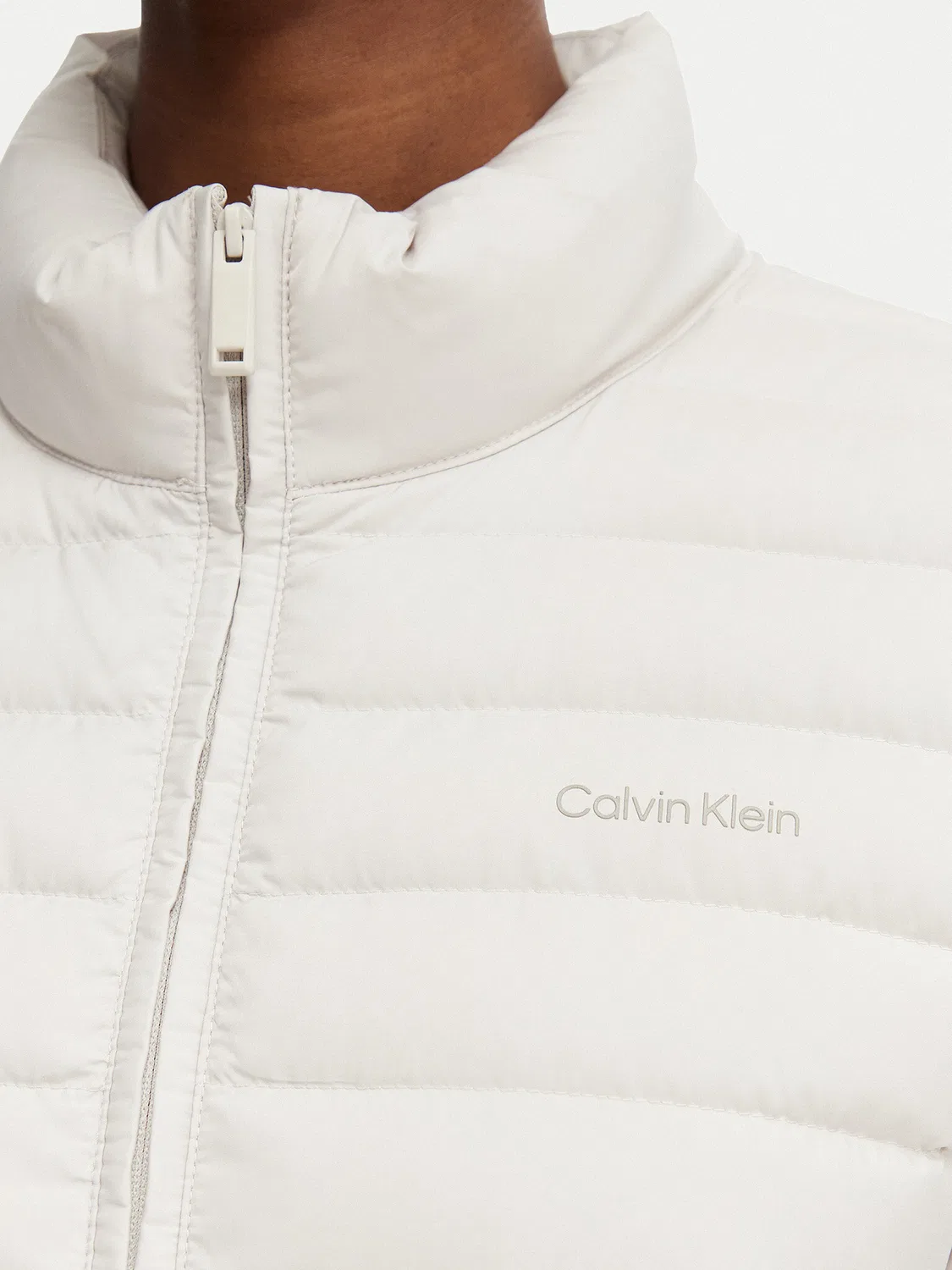 Женский пуховик стандартного кроя Calvin Klein, светло-бежевый — фото 4