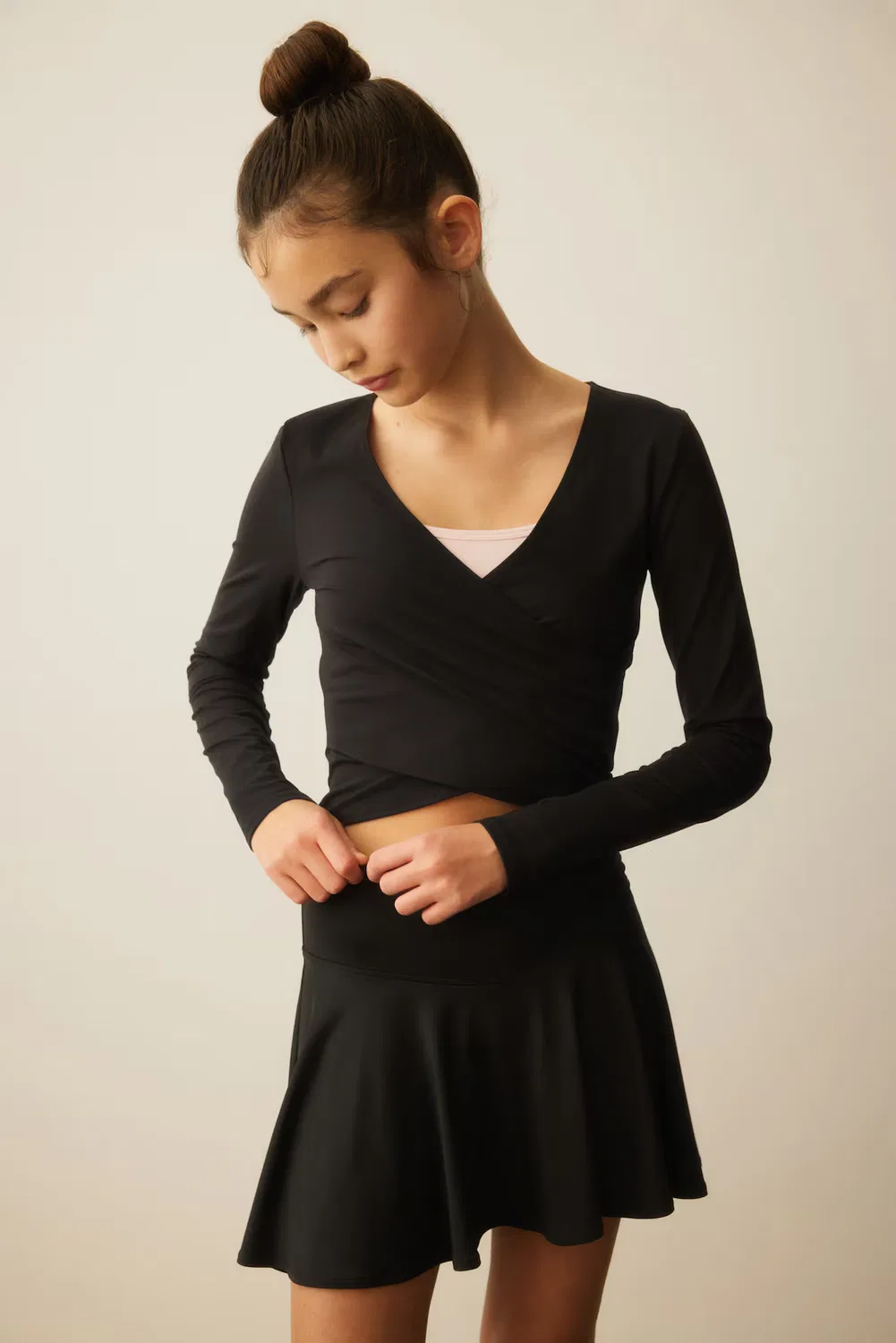 Спортивная рубашка с запахом и мягкой подкладкой H&M, Schwarz — фото 2