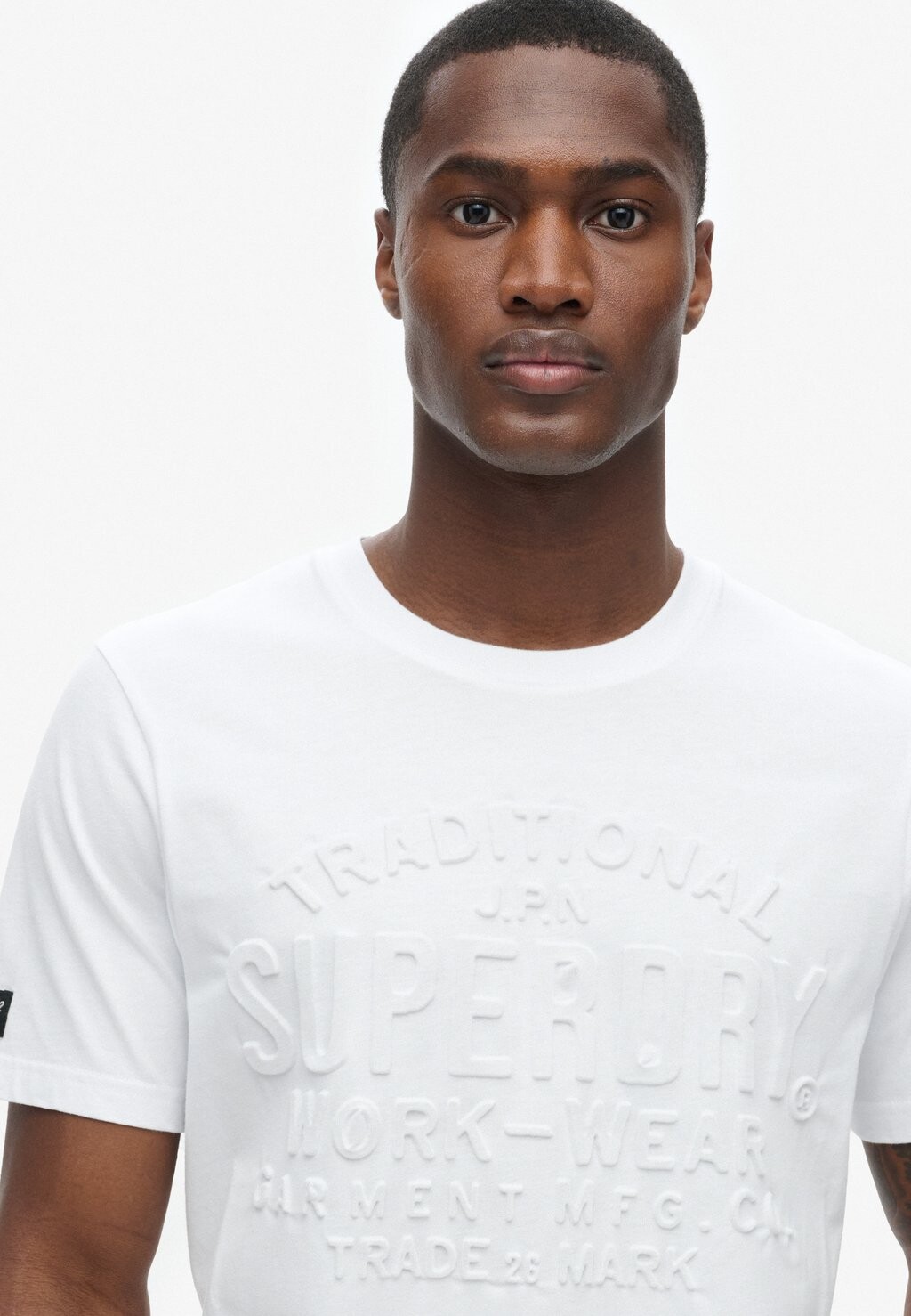 

Футболка с принтом EMBOSSED LOGO GRAPHIC Superdry, белый