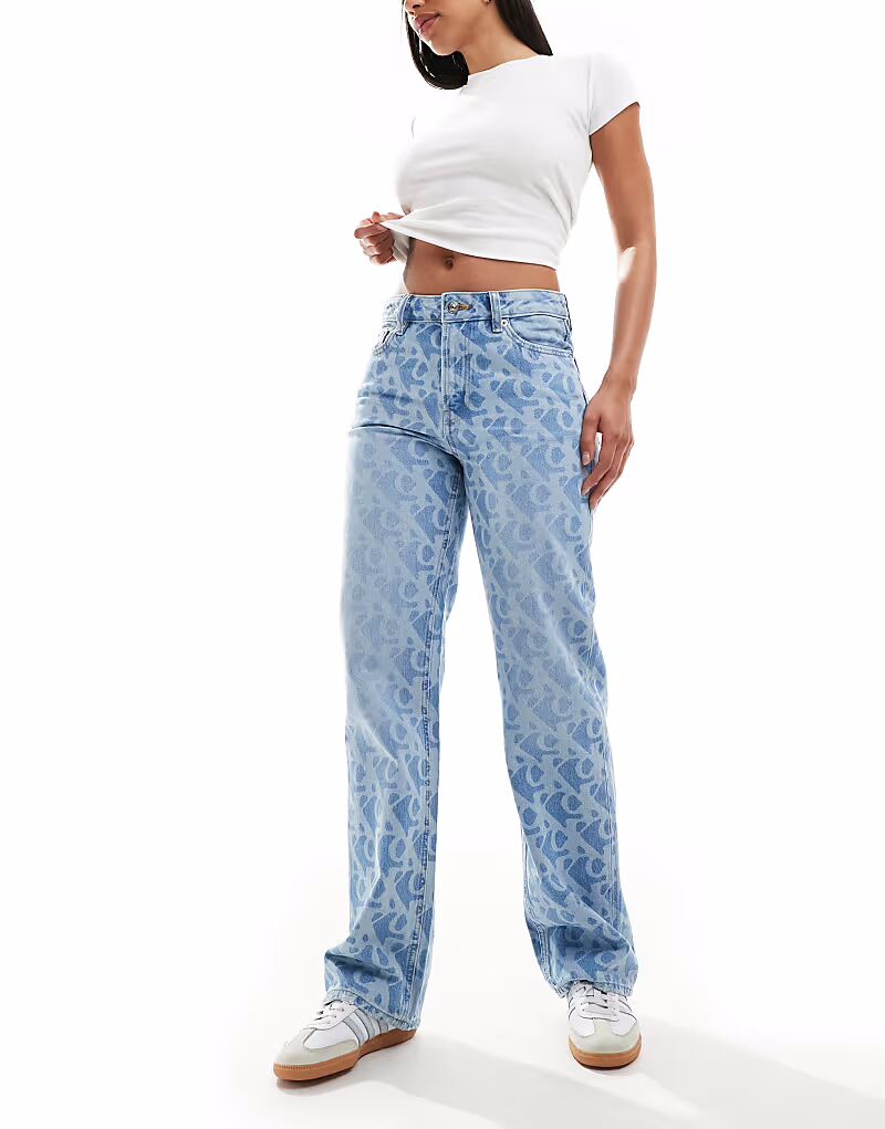 

Джинсы Calvin Klein Jeans с фирменным принтом 90-х годов в средне-синем цвете