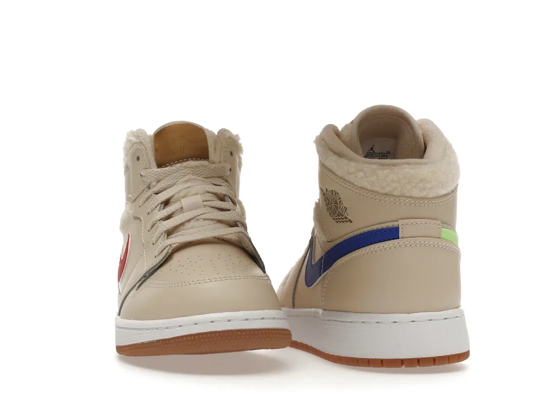Детские кроссовки Lifestyle с флисовой подкладкой Jordan 1 Mid Utility, Pearl White/Dark Driftwood-Pink Salt-Racer Blue — фото 2