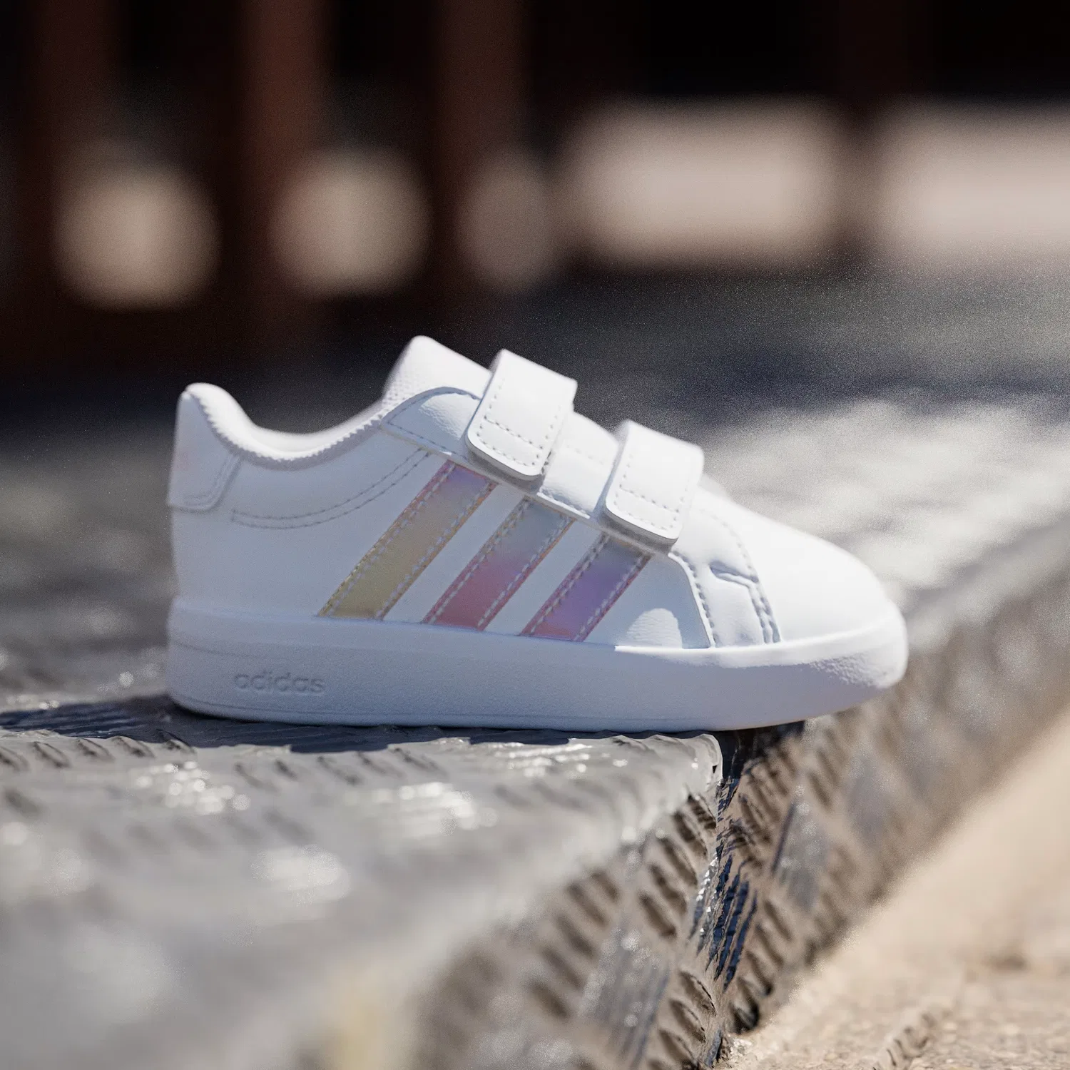 Детские кроссовки на липучках GRAND COURT 3.0 Adidas Sportswear, белый с переливающимся отливом — фото 3