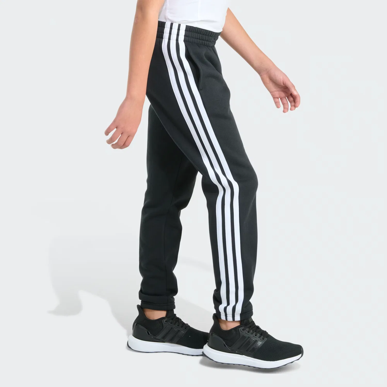 Детские спортивные брюки на флисе с эластичными манжетами Essential 3-Stripes Adidas Sportswear, черный — фото 4