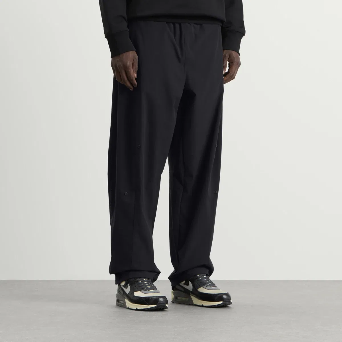 Брюки свободного кроя с открытым низом Tech Helios Sun Open Hem Pant Nike, Black — фото 2