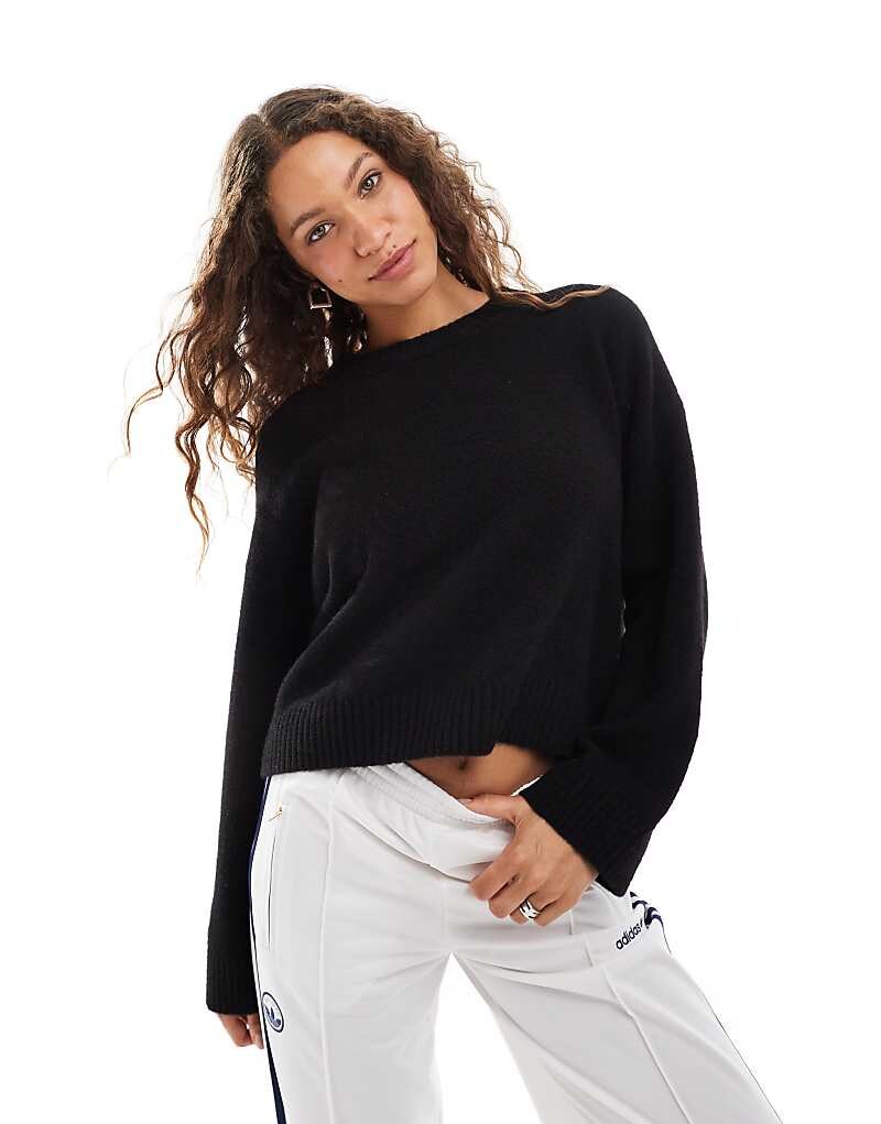 

Monki – Вязаный свитер свободного кроя черного цвета с круглым вырезом