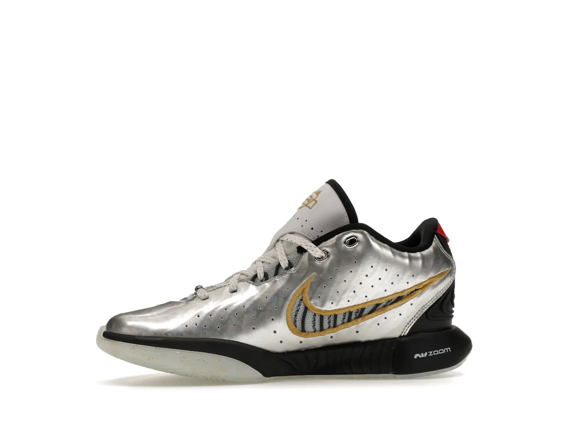 Детские кроссовки для мальчиков баскетбольные Nike LeBron 21 SE, Metallic Silver/Metallic Gold/Black/University Red — фото 3