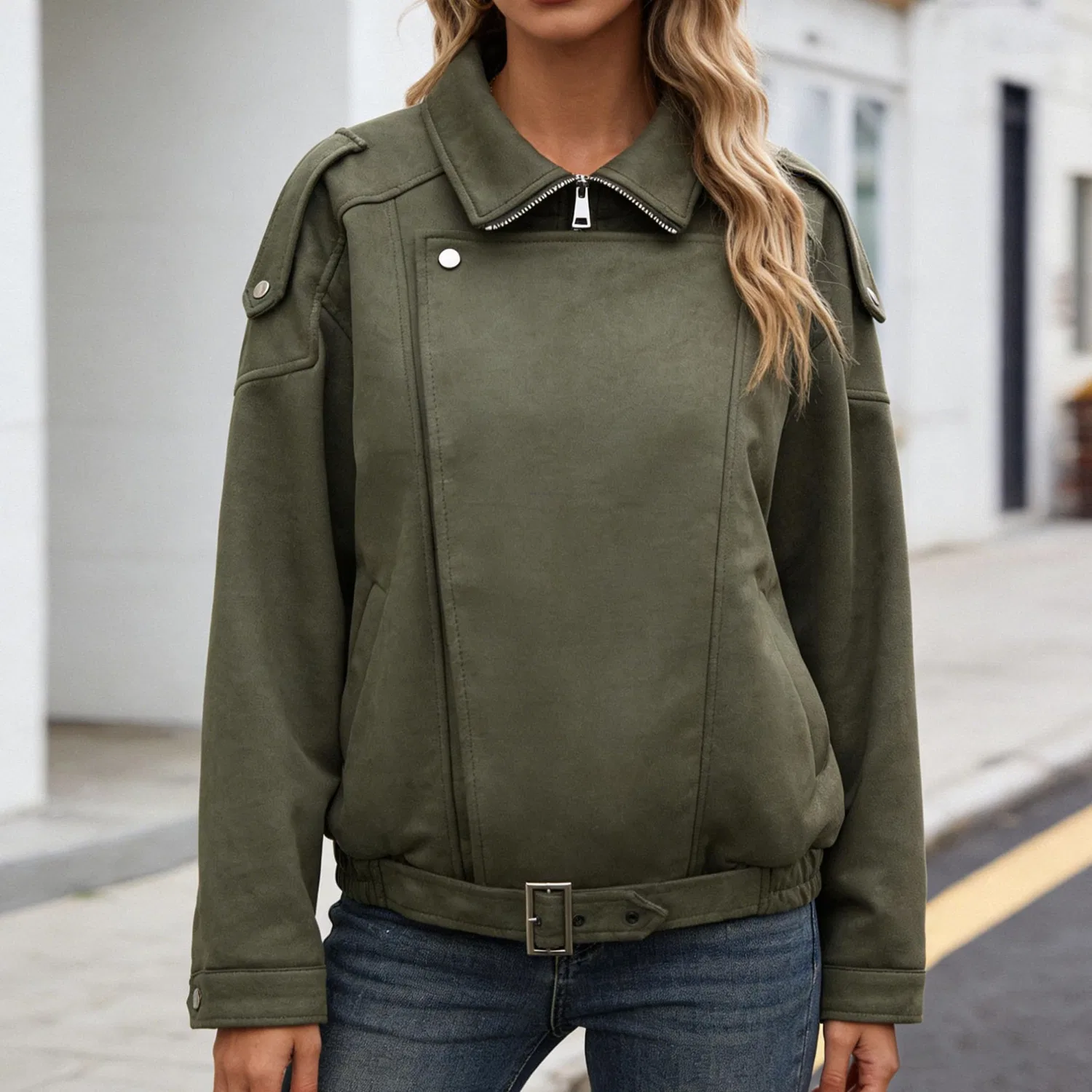 Женская куртка-косуха из искусственной замши с поясом, army green — фото 4