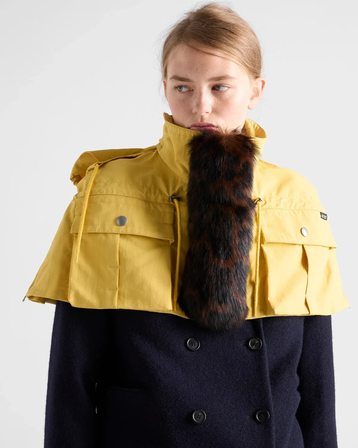 Накидка из технической ткани с отделкой из овчины Prada, желтый — фото 4