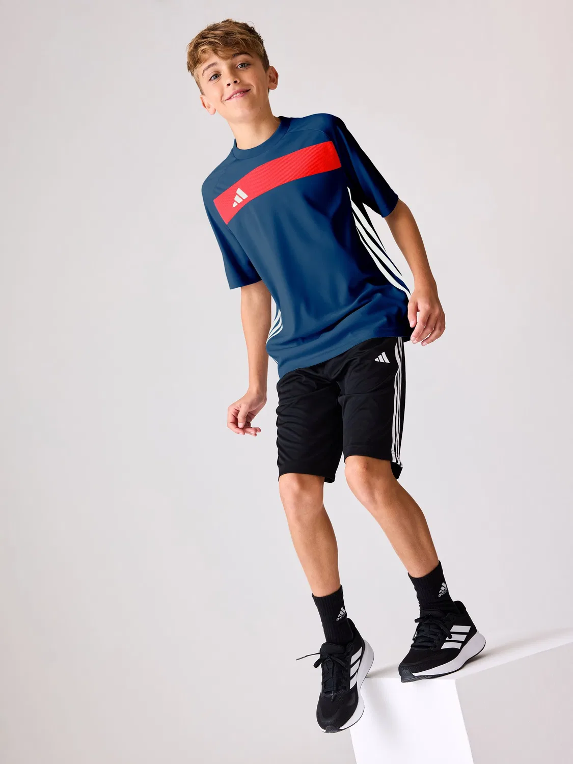 Футболка Tiro 25 Essentials adidas, темно-синий/красный — фото 2