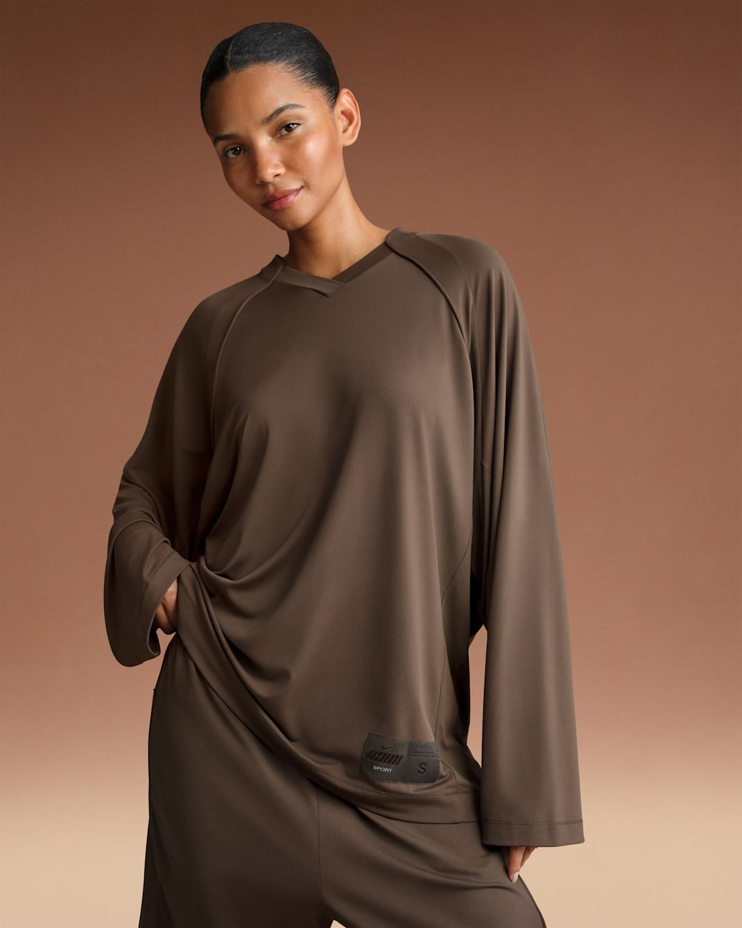 

Лонгслив NikeSKIMS Airy Women's Oversized V-Neck, темно-коричневый