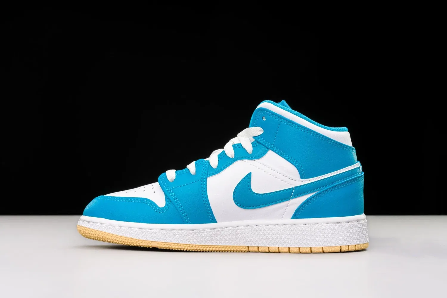 Детские кроссовки для мальчиков высокие с принтом Air Jordan 1 Mid NIKE, Aquatone Celestial Gold White — фото 4