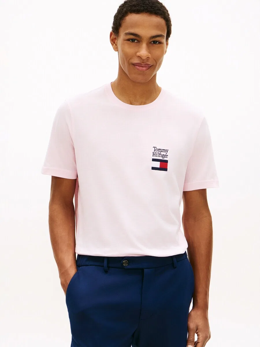 Футболка TOMMY HILFIGER 'Brand Love' пастельно-розового цвета — фото 2