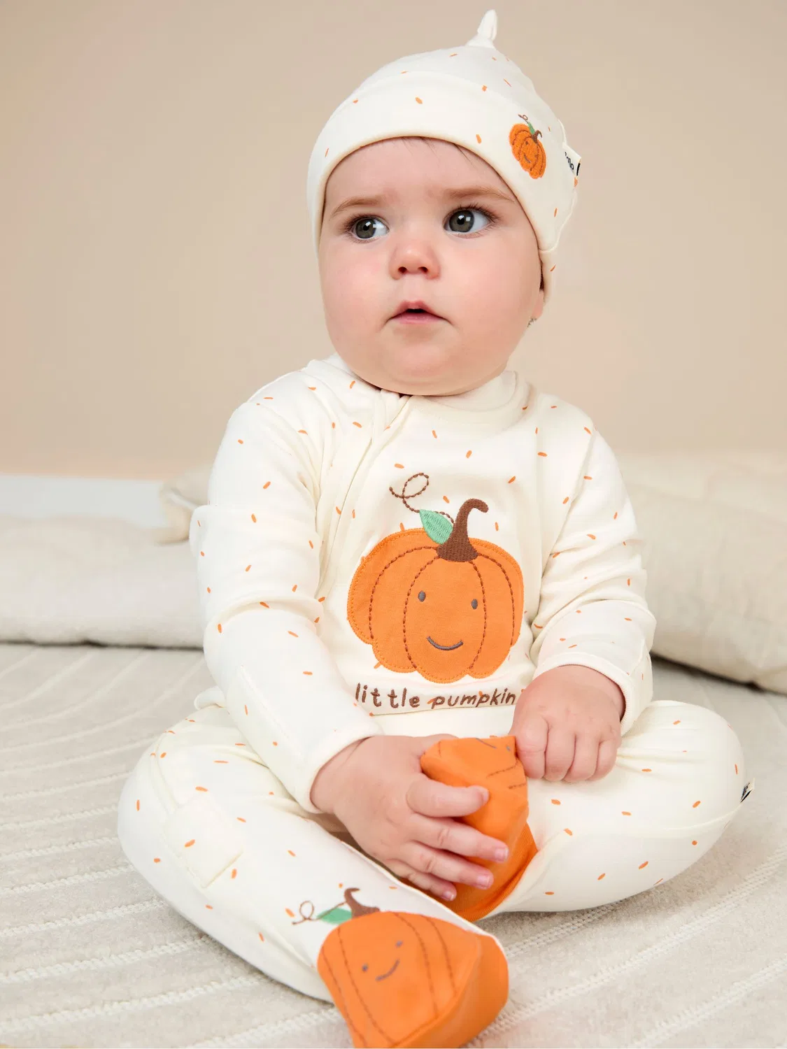 Комбинезон-слип с аппликацией тыквы Jojo Maman Bébé, Cream Speckled Pumpkin — фото 2